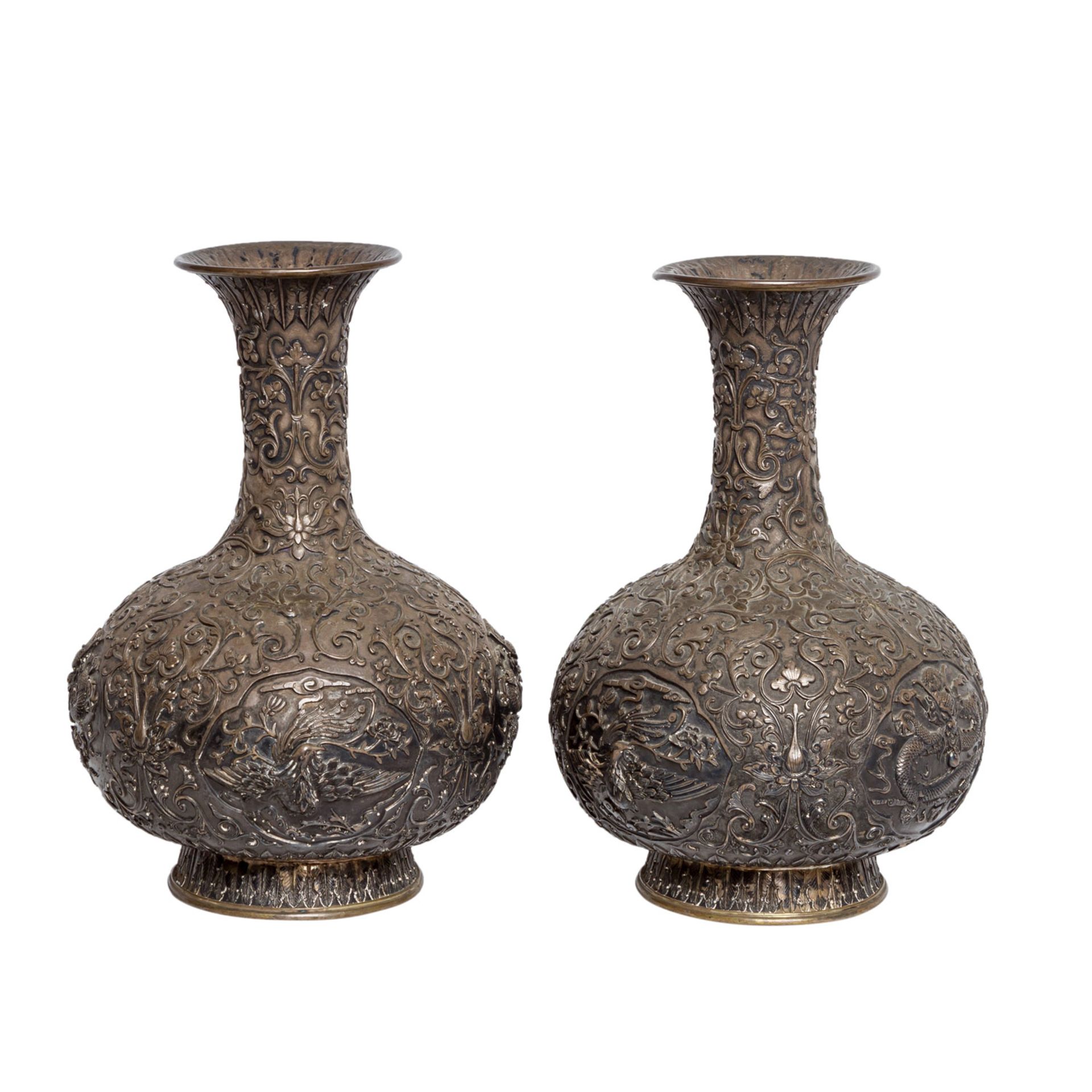 Paar Vasen aus Silber. CHINA, um 1900.Bauchige Form auf rundem Standring mit schmalem Hals. - Bild 3 aus 9