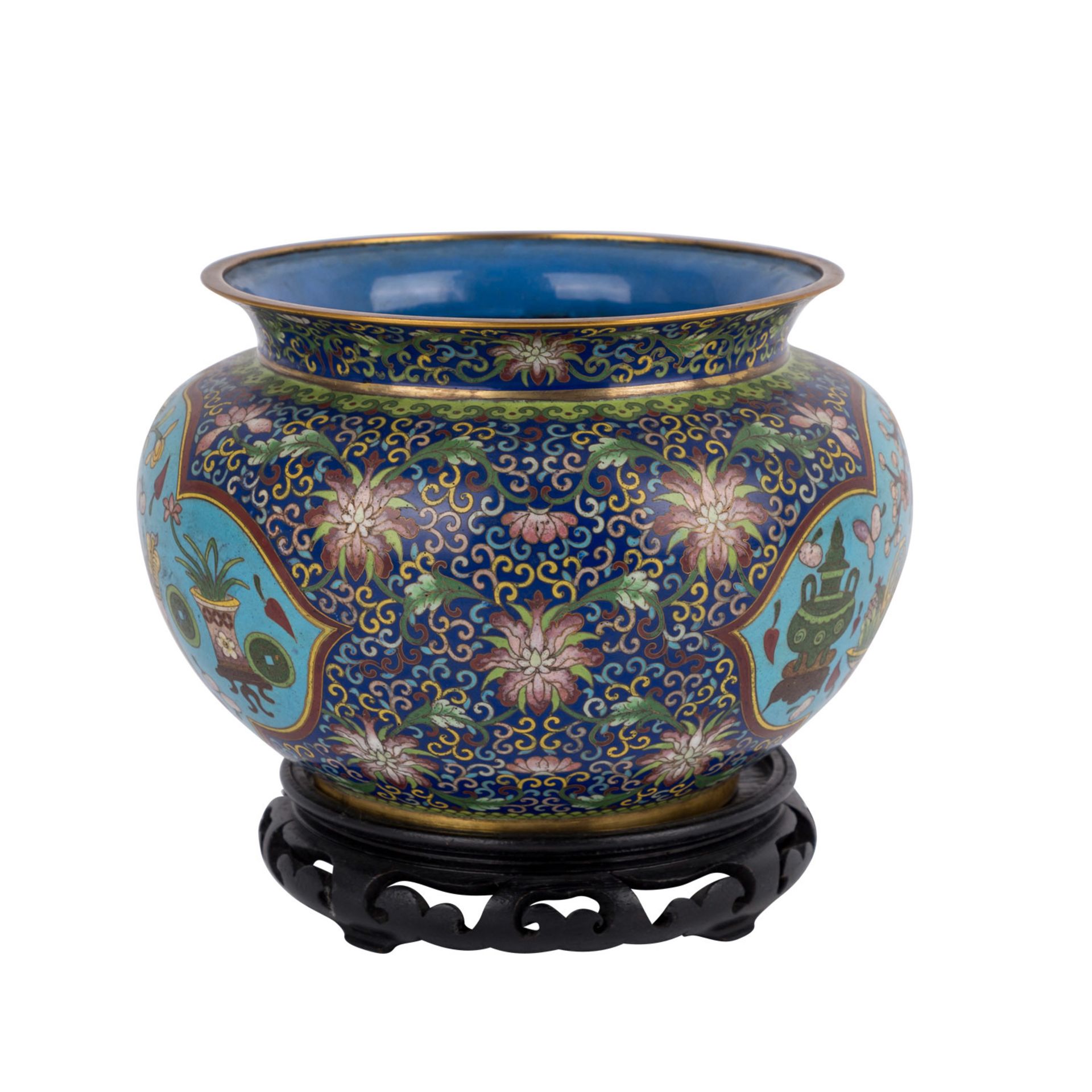 Cloisonné-Jardinière. CHINA, 20. Jh..In buntem émail cloisonné dichte Lotos und Blattranken. - Image 4 of 6