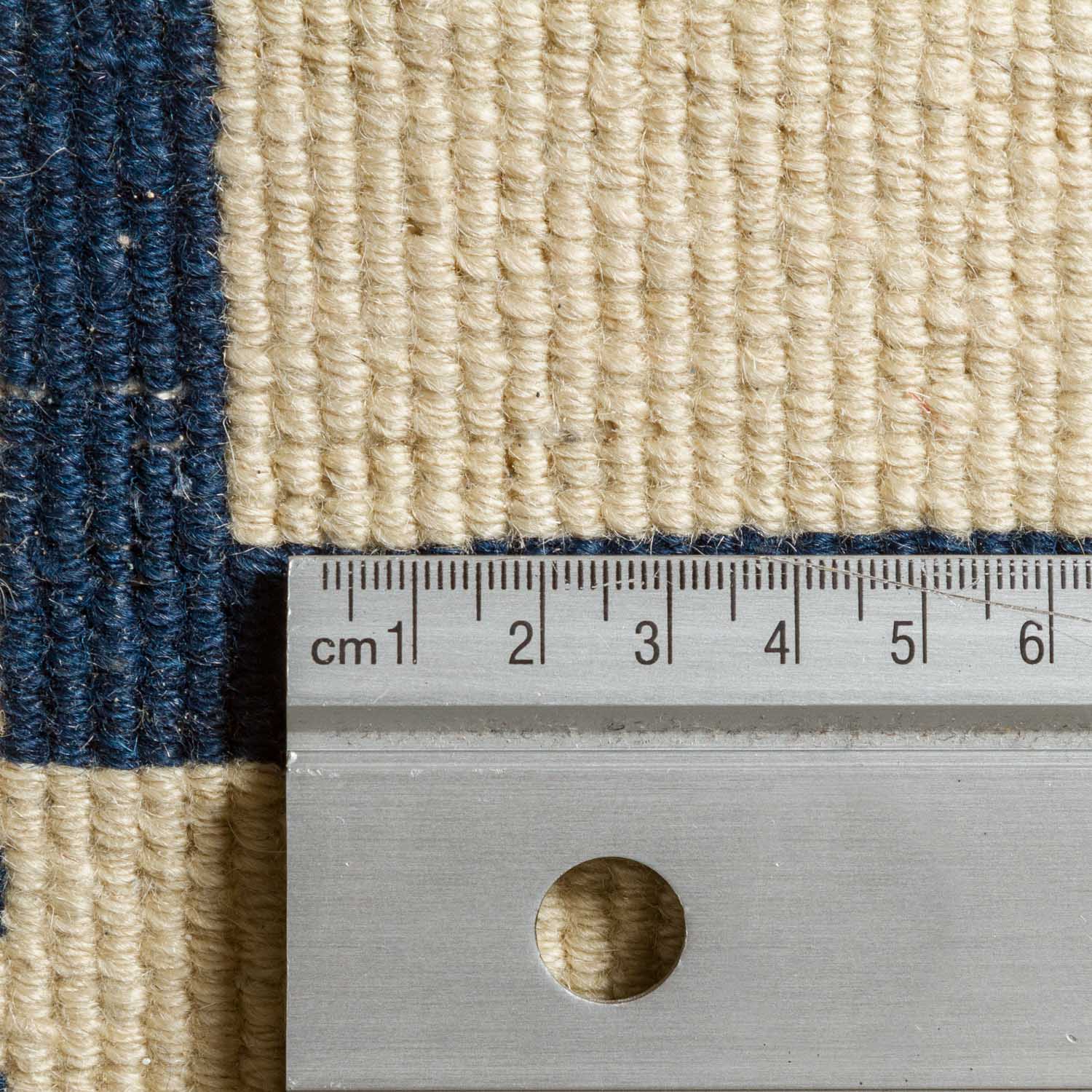 Teppich aus Wolle. CHINA, 20. Jh., 290x185 cm.Der uni beigefarbene Fond zeigt ein reduziertes Muster - Image 4 of 4