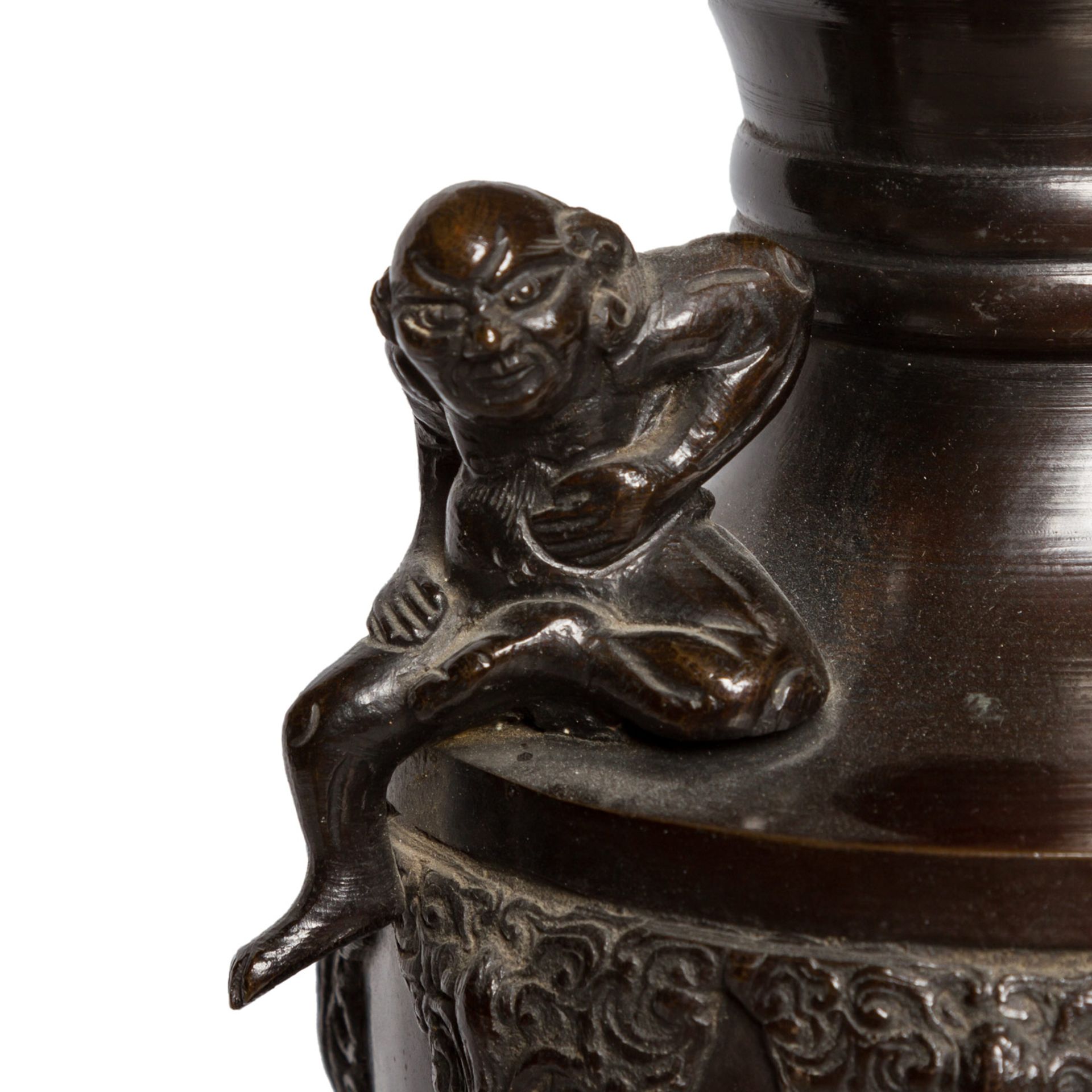 Vase aus Bronze. JAPAN, 19. Jh..Balusterförmiger Korpus mit zwei auf der Schulter aufgesetzten - Bild 6 aus 7