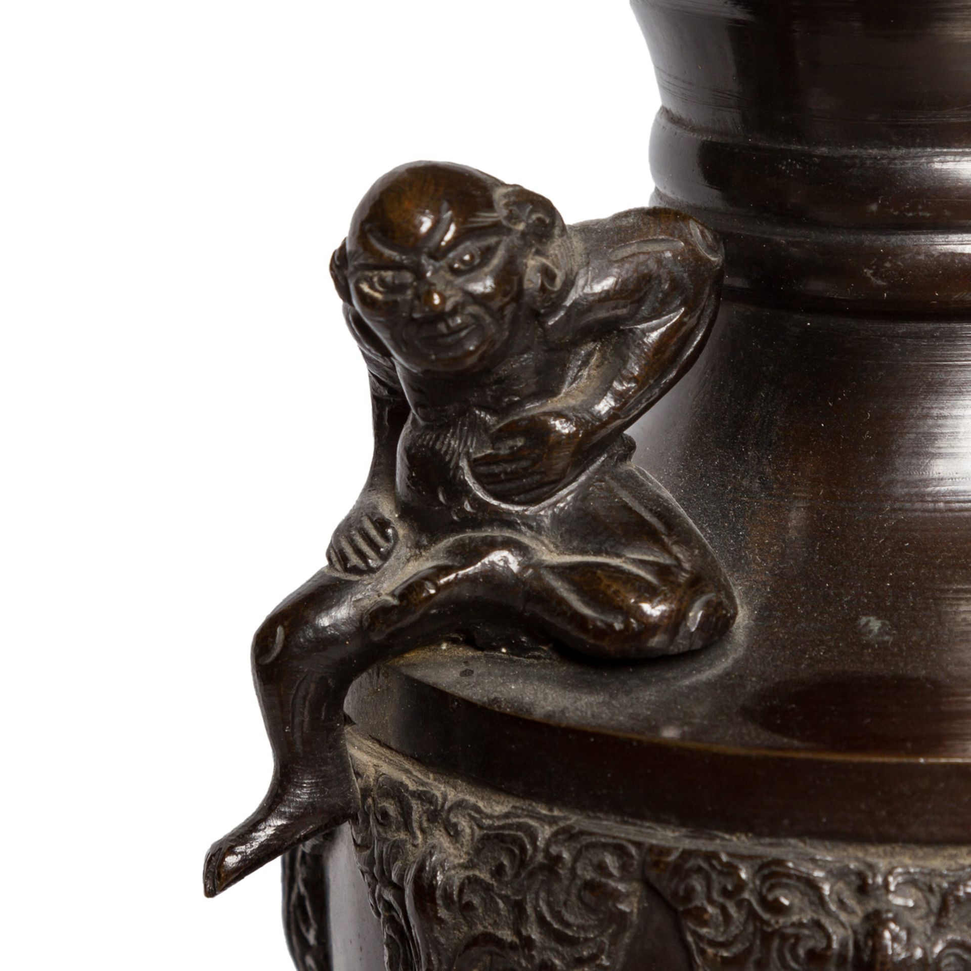 Vase aus Bronze. JAPAN, 19. Jh..Balusterförmiger Korpus mit zwei auf der Schulter aufgesetzten - Image 6 of 7