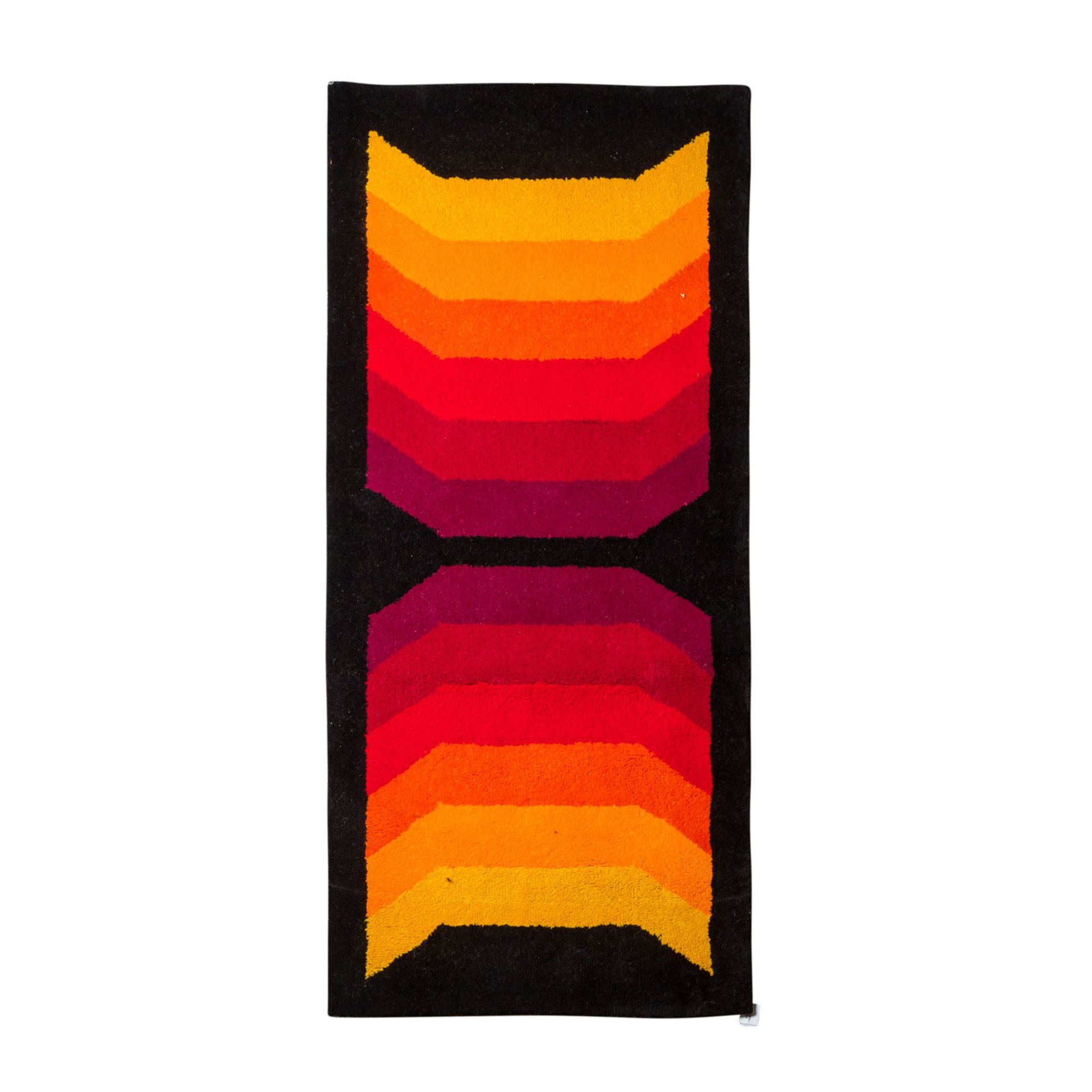 Design Teppich aus Wolle. 1970er Jahre, 196x90 cm.Der schwarze Grund ist gemustert mit zwei