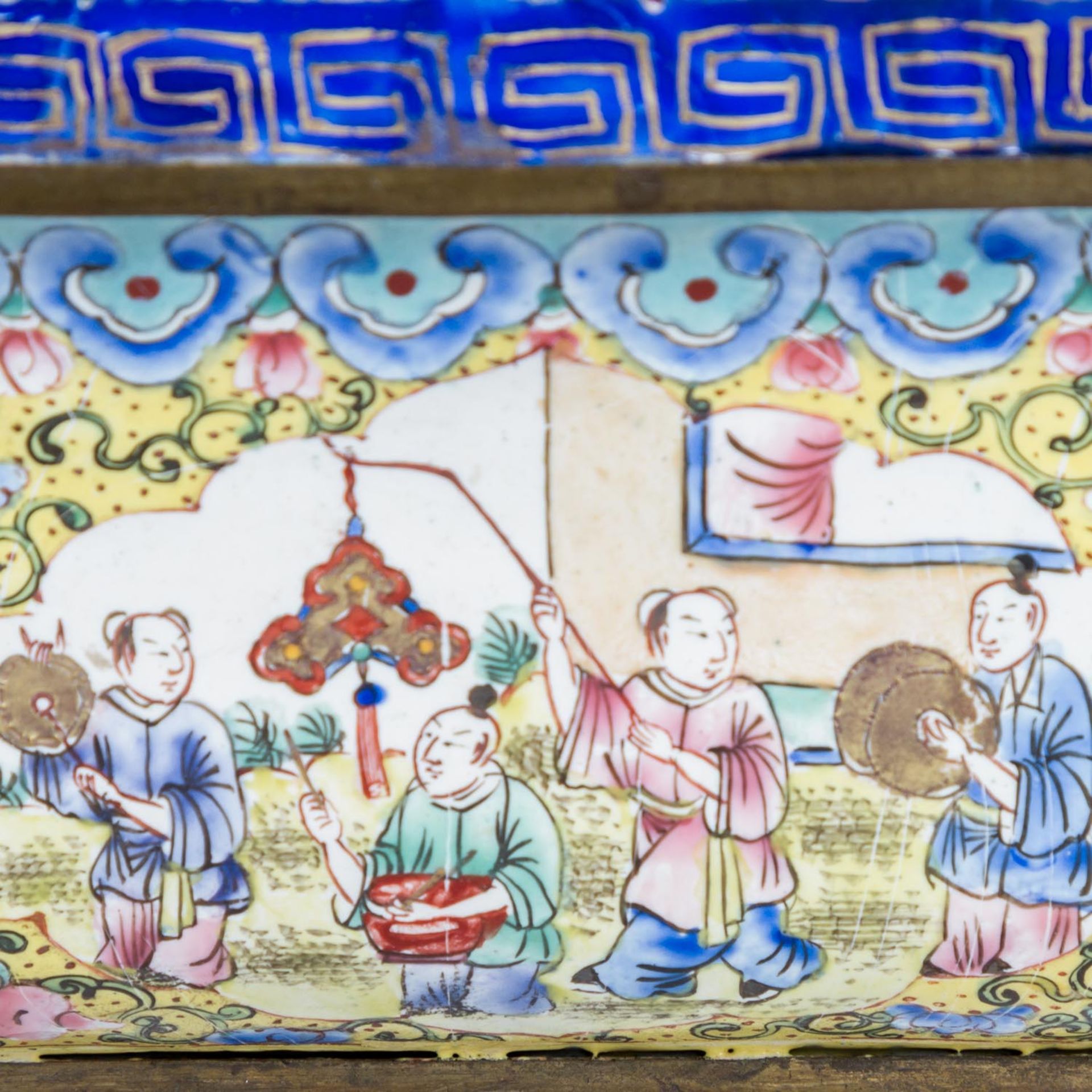 Blumenschale. Emailmalerei auf Kupfer. CHINA, 19. Jh..Längliche Form mit eingezogenen Ecken, auf - Image 8 of 8