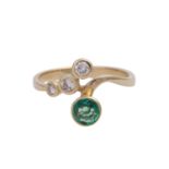 Ring mit 3 Brillanten, zus. ca. 0,2 ct und Smaragd, ca. 0,3 ct,rund fac. (Rißchen), GG 14K, RW 52,