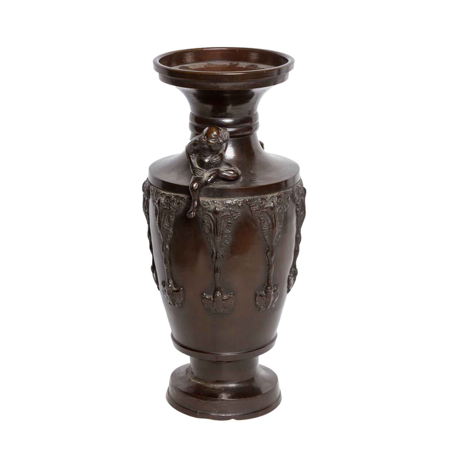 Vase aus Bronze. JAPAN, 19. Jh..Balusterförmiger Korpus mit zwei auf der Schulter aufgesetzten - Bild 2 aus 7