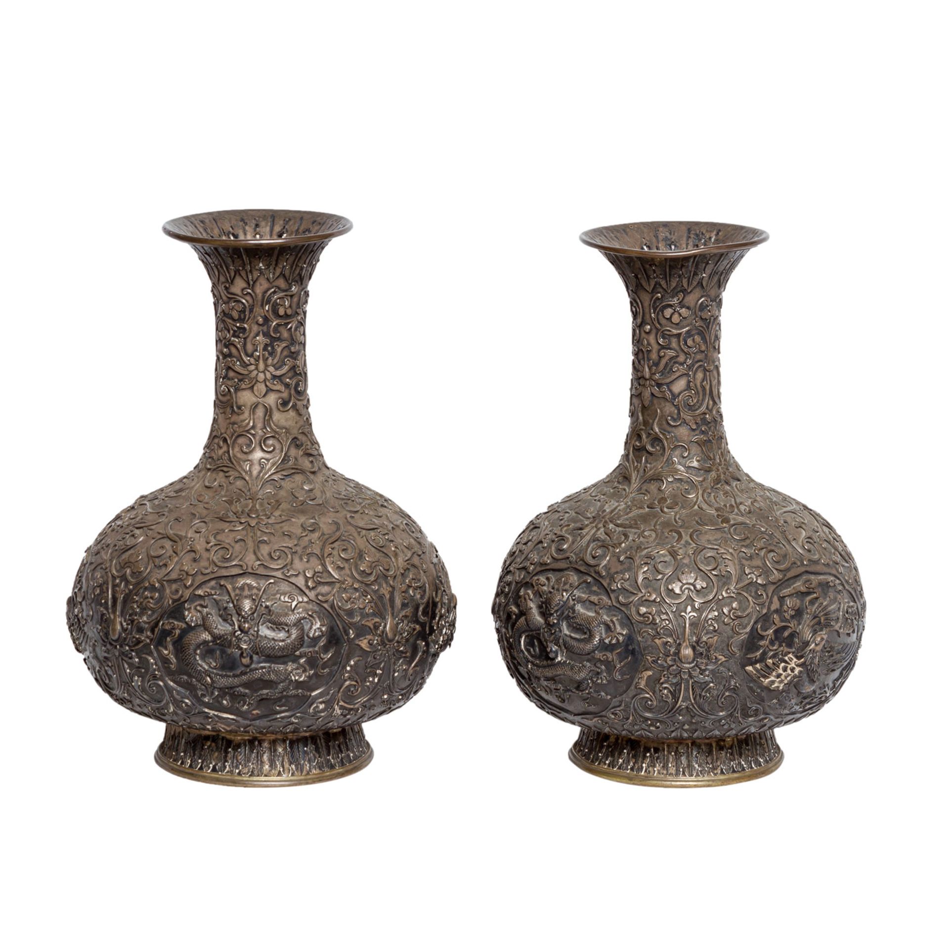Paar Vasen aus Silber. CHINA, um 1900.Bauchige Form auf rundem Standring mit schmalem Hals. - Bild 2 aus 9