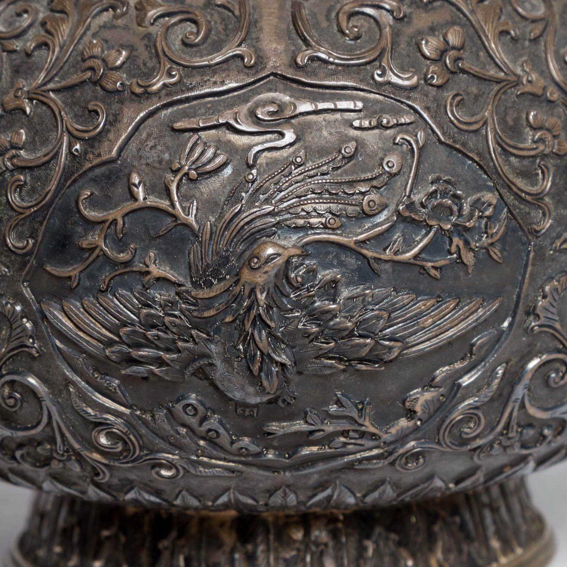 Paar Vasen aus Silber. CHINA, um 1900.Bauchige Form auf rundem Standring mit schmalem Hals. - Bild 8 aus 9