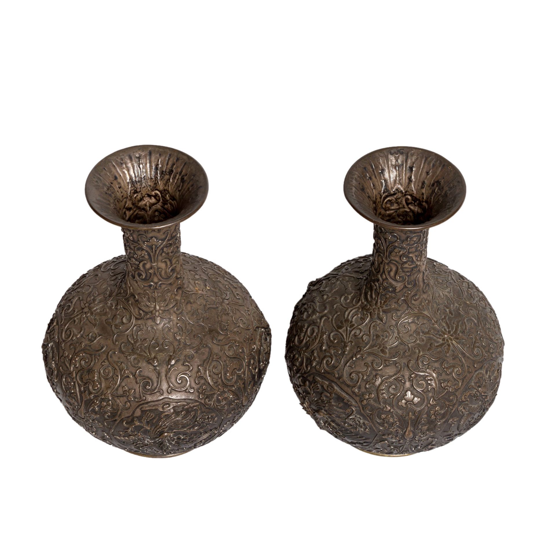 Paar Vasen aus Silber. CHINA, um 1900.Bauchige Form auf rundem Standring mit schmalem Hals. - Bild 4 aus 9