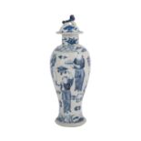 Blau-weisse Deckelvase. CHINA, Qing-Dynastie, 19. Jh..Von schlanker Balusterform, dekoriert mit