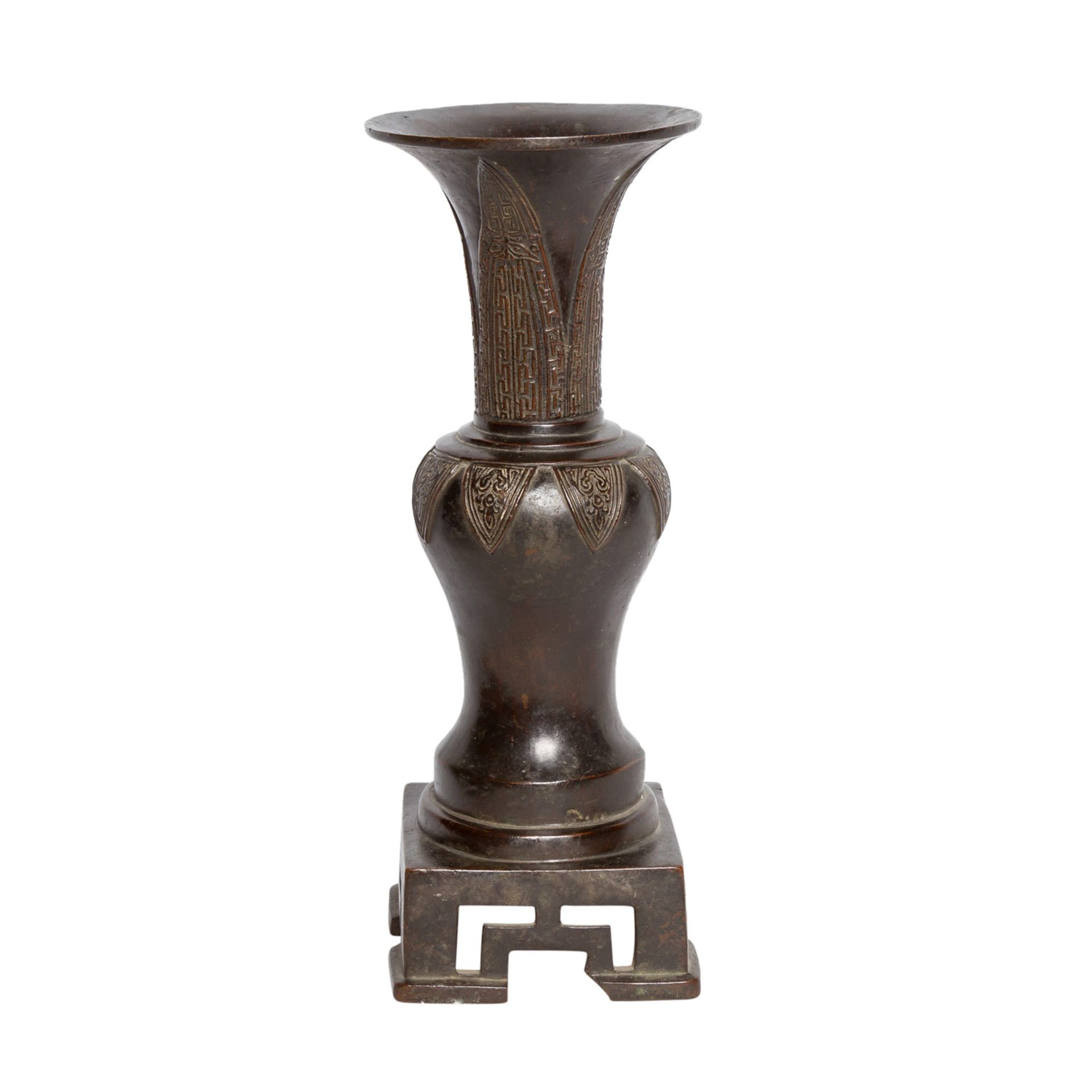 Vase auf mitgegossenem Sockel aus Bronze. CHINA, 18./19. Jh..In Form eines archaischen Bechers vom - Image 4 of 7