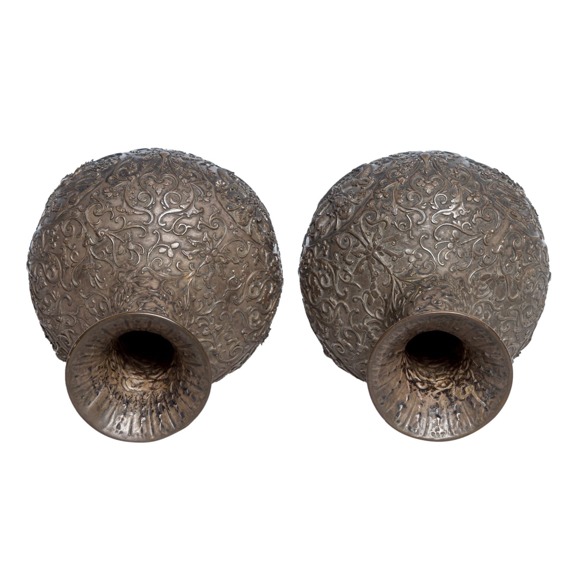 Paar Vasen aus Silber. CHINA, um 1900.Bauchige Form auf rundem Standring mit schmalem Hals. - Bild 5 aus 9