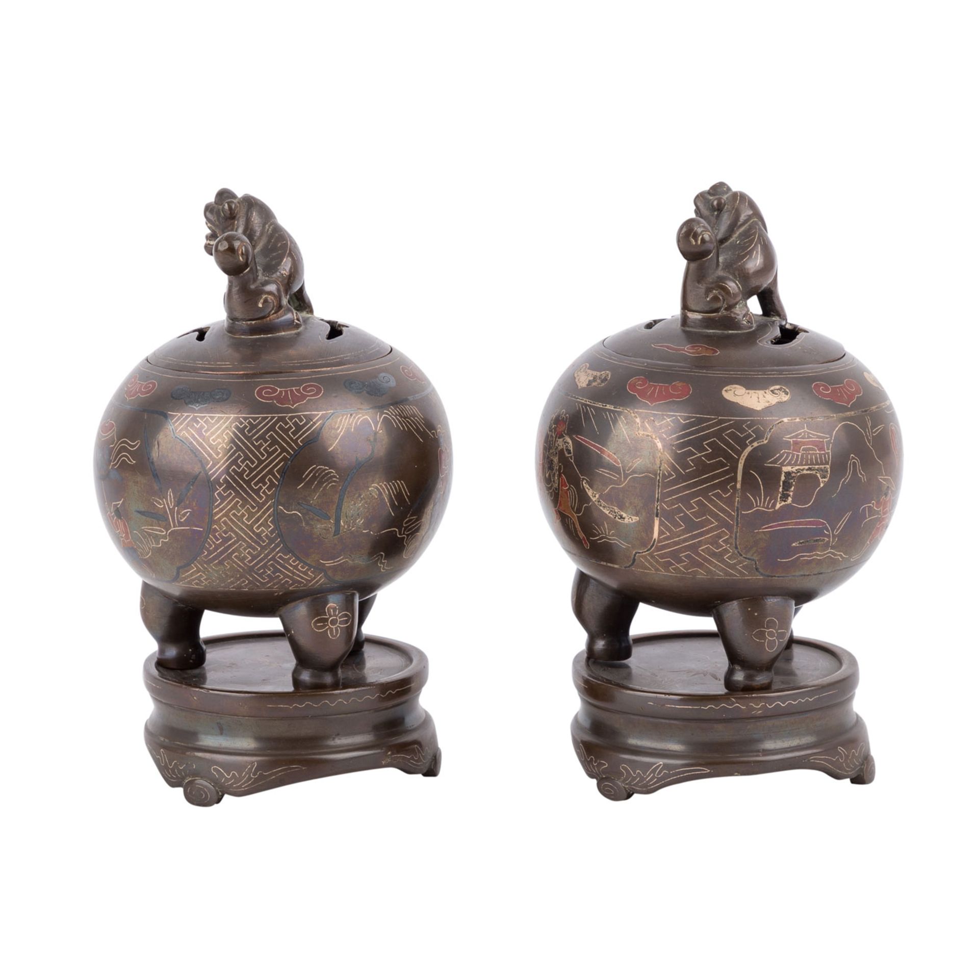 Paar kleine Weihrauchbrenner aus Bronze. CHINA, 20. Jh.,Kugelige Form auf drei Füßen, - Bild 2 aus 4