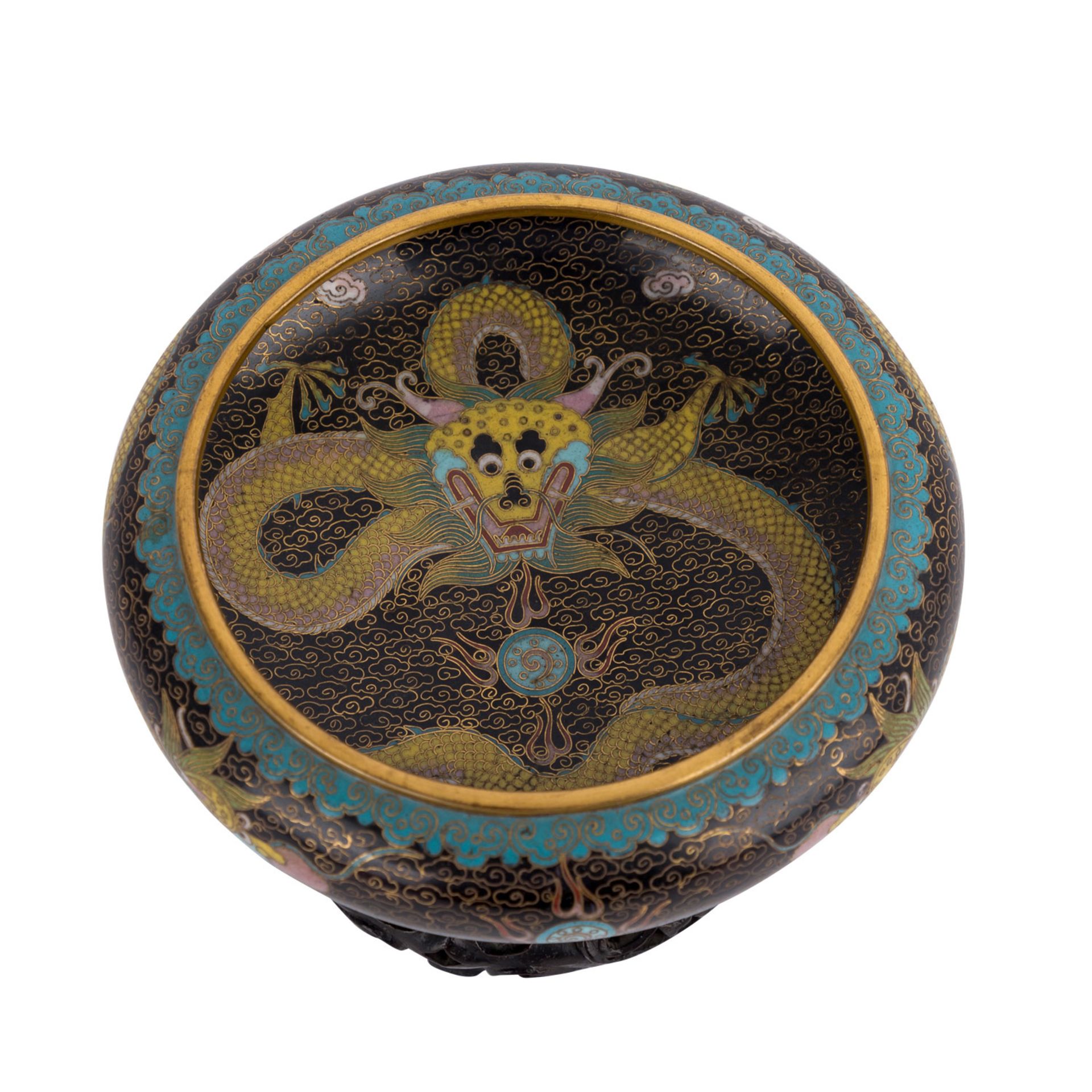 Cloisonné-Schale. CHINA, 1. Hälfte 20. Jh..Gedrungen bauchige Form mit eingezogenem Rand. Innen - Image 3 of 4