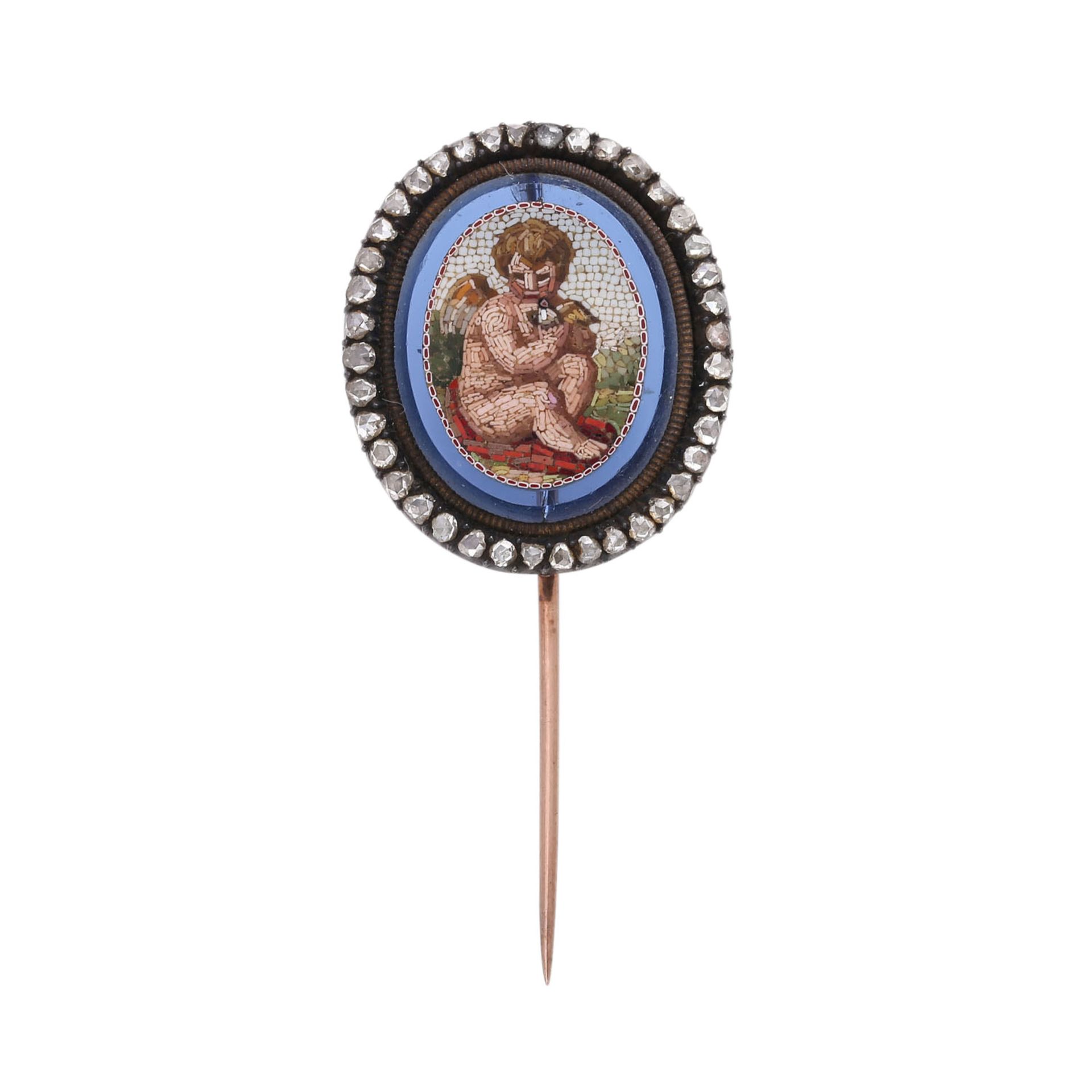 Anstecknadel mit entzückendem Mikromosaik "Putto mit Taube"in hellblauem Glas, umrahmt von