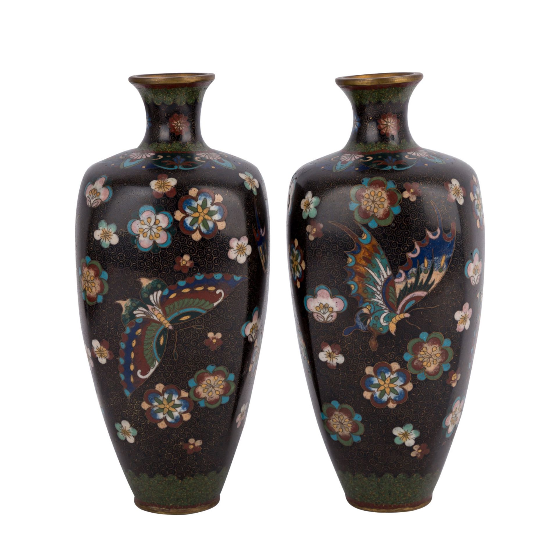 Paar Cloisonné-Vasen. JAPAN, Meiji-Zeit (1868-1912).Abgerundete Vierkantform. Mit feinem Dekor von - Image 4 of 7