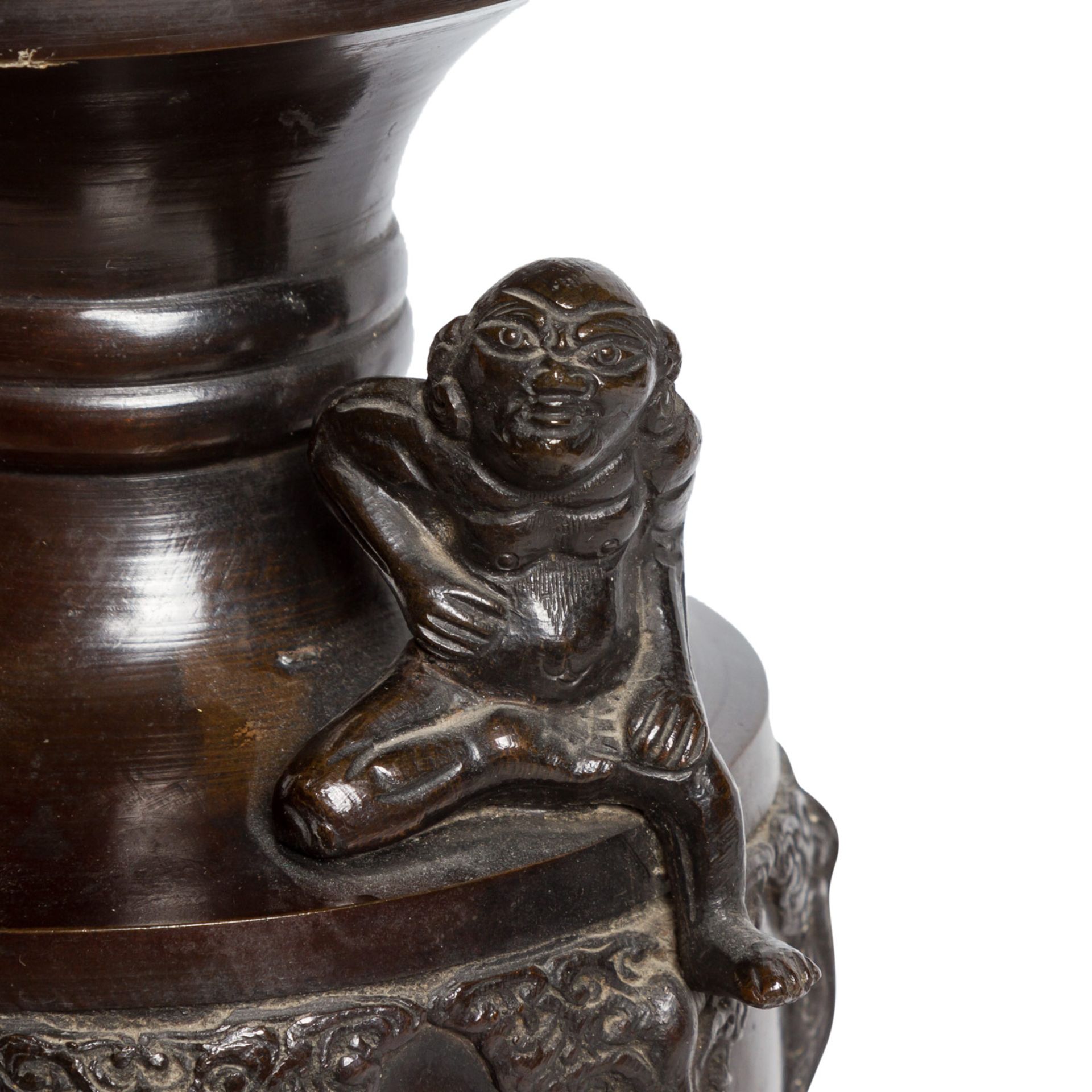 Vase aus Bronze. JAPAN, 19. Jh..Balusterförmiger Korpus mit zwei auf der Schulter aufgesetzten - Bild 5 aus 7