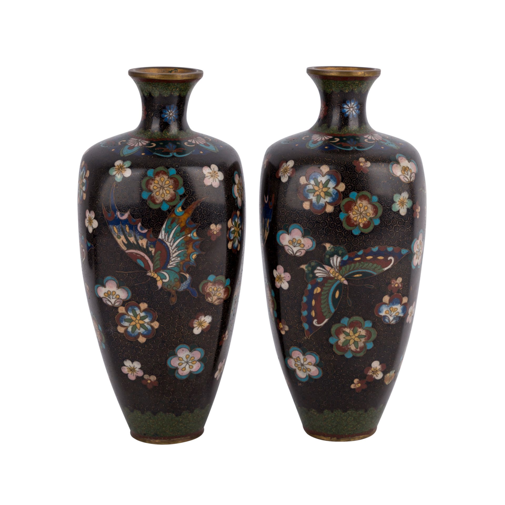 Paar Cloisonné-Vasen. JAPAN, Meiji-Zeit (1868-1912).Abgerundete Vierkantform. Mit feinem Dekor von