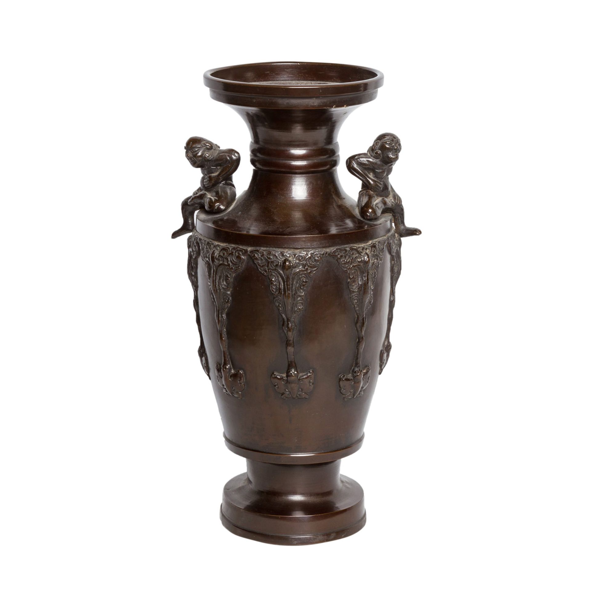 Vase aus Bronze. JAPAN, 19. Jh..Balusterförmiger Korpus mit zwei auf der Schulter aufgesetzten - Image 3 of 7