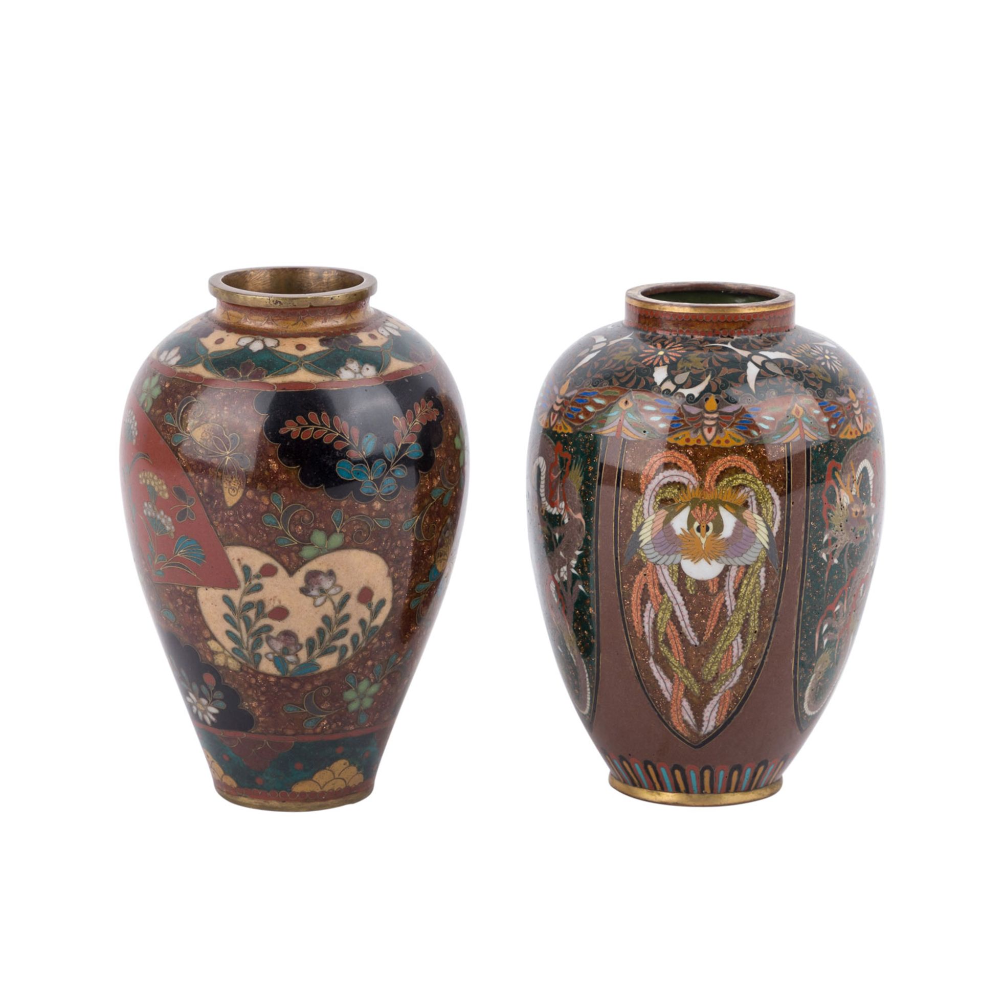 Zwei kleine Cloisonné-Vasen. JAPAN, Meiji-Zeit (1868-1912).Fein verziert in buntem émail cloisonné