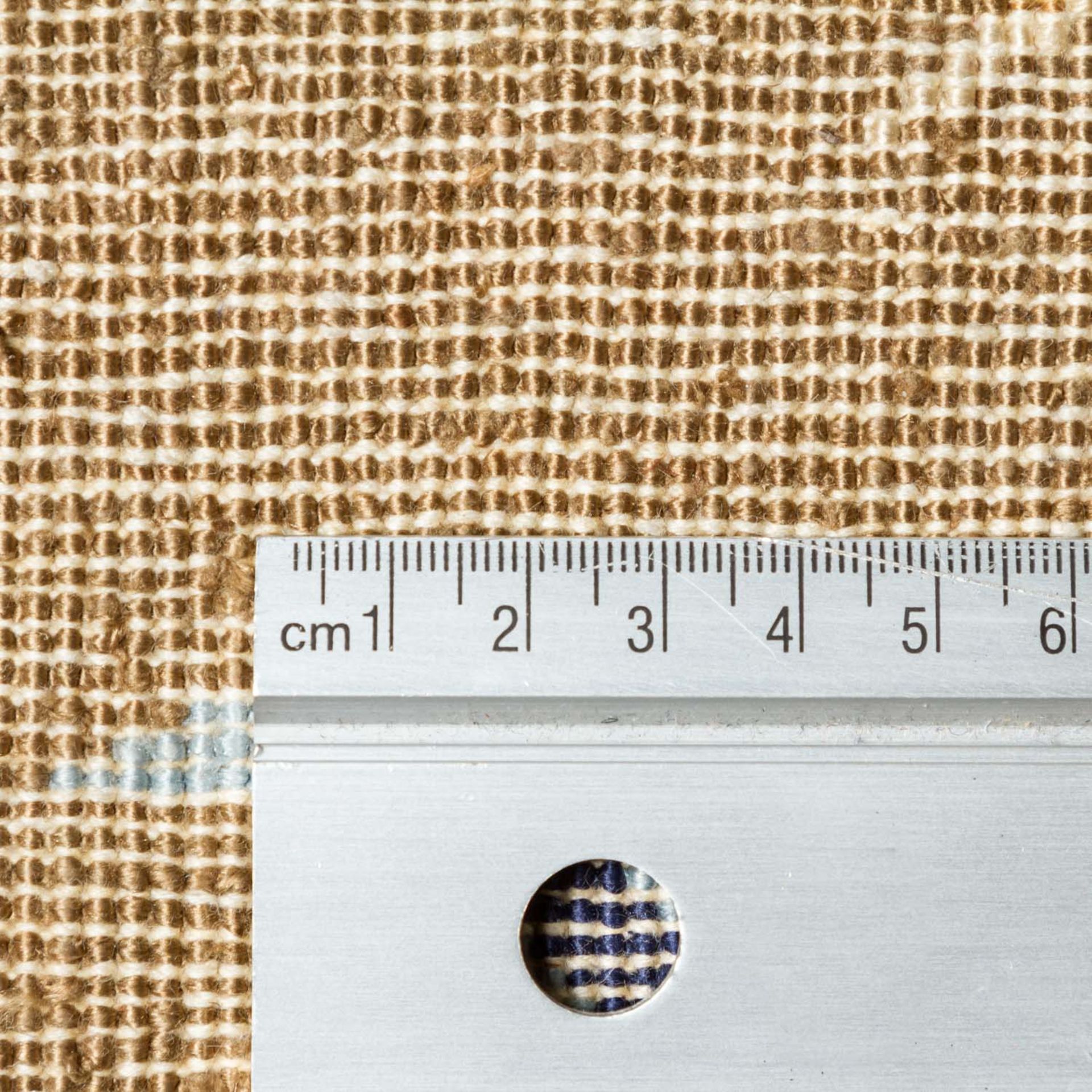 Kleiner Teppich aus Seide. CHINA, 20. Jh., 63x61 cm.Der olivgrüne Fond zeigt einen Pfau beim - Bild 4 aus 4