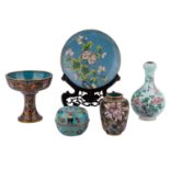 Konvolut: 5 Teile aus Email und Cloisonné. CHINA und JAPAN, 20. Jh..2 Vasen, H 11,5 cm; H 18 cm. 1