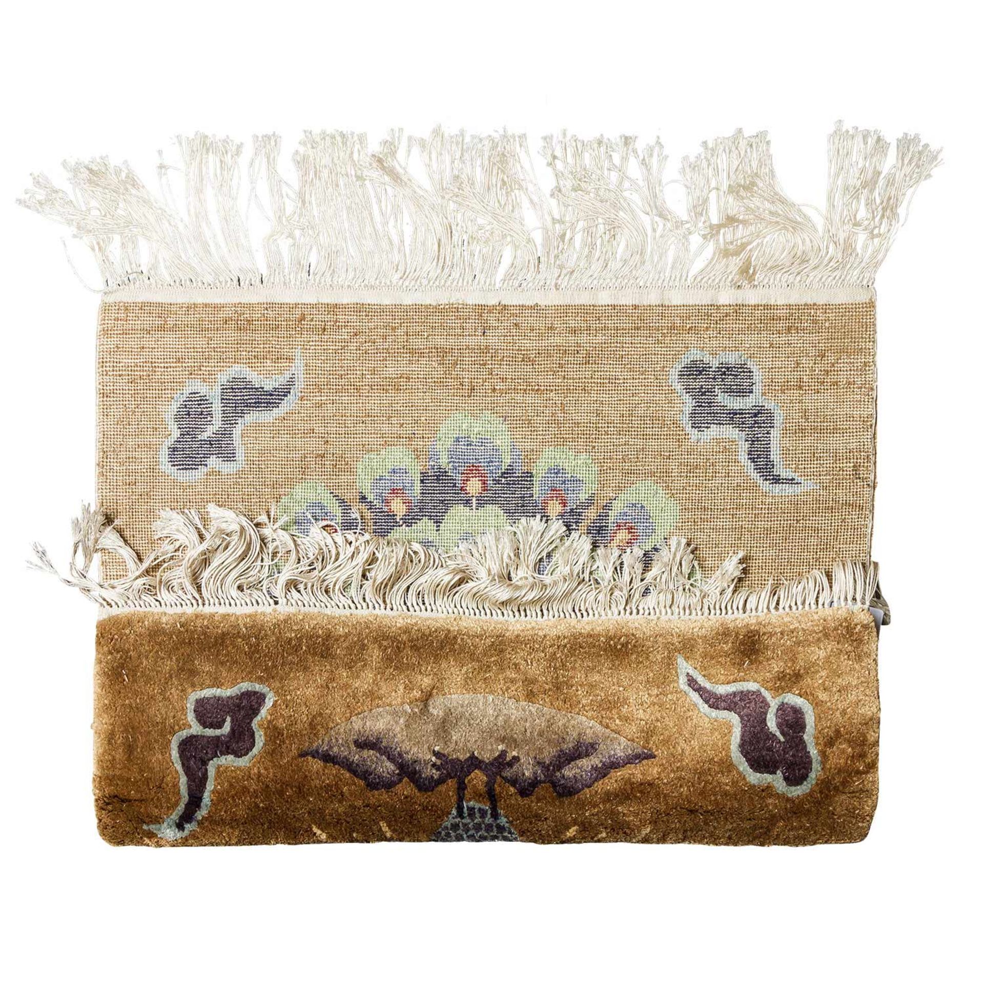 Kleiner Teppich aus Seide. CHINA, 20. Jh., 63x61 cm.Der olivgrüne Fond zeigt einen Pfau beim - Bild 3 aus 4