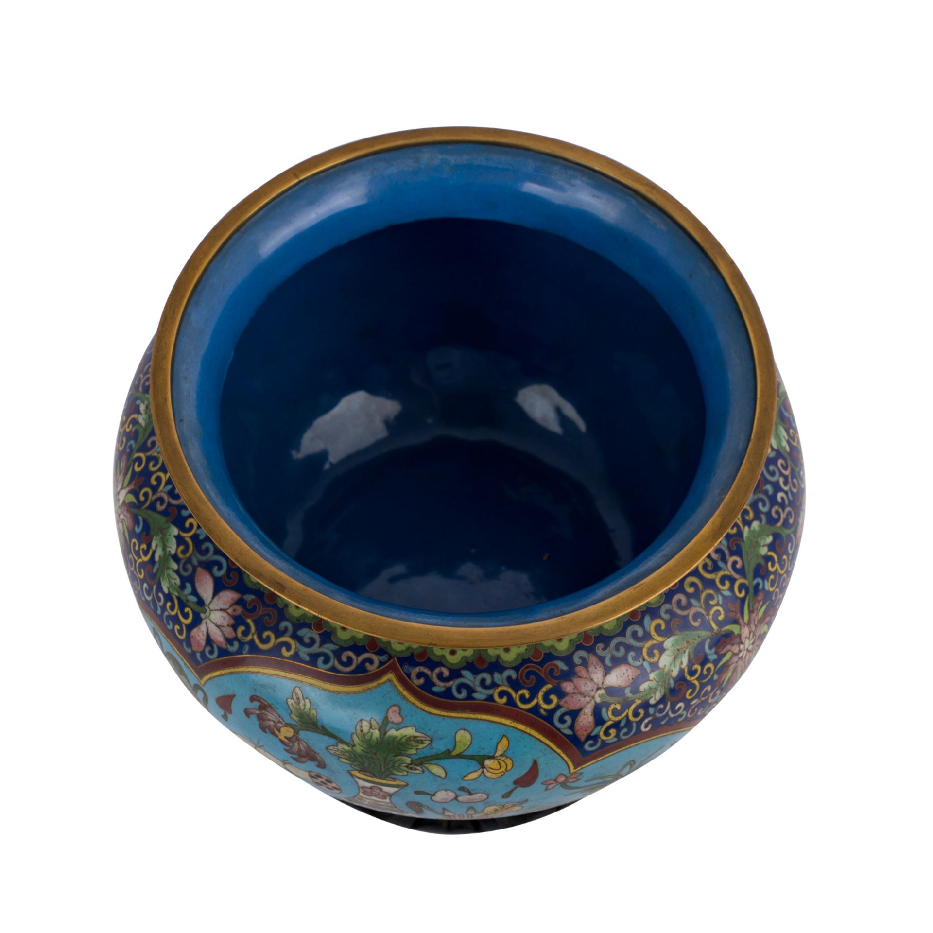 Cloisonné-Jardinière. CHINA, 20. Jh..In buntem émail cloisonné dichte Lotos und Blattranken. - Image 5 of 6