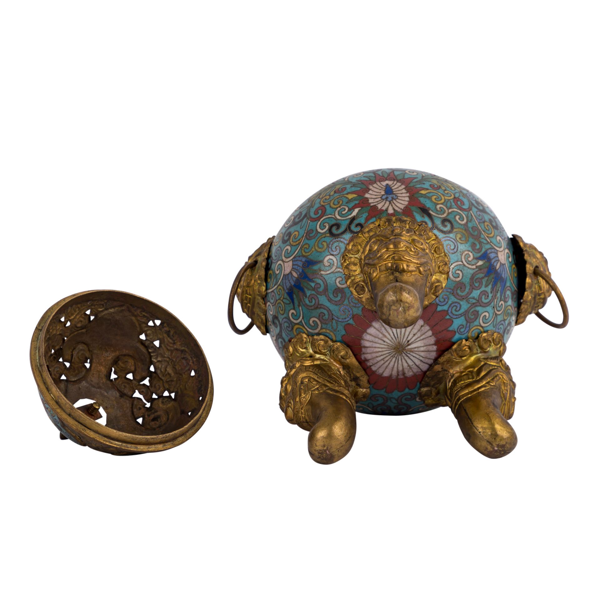 Cloisonné-Weihrauchbrenner. CHINA, 19. Jh..Runde Form auf drei Metallbeinen und Paar seitlichen - Bild 5 aus 5