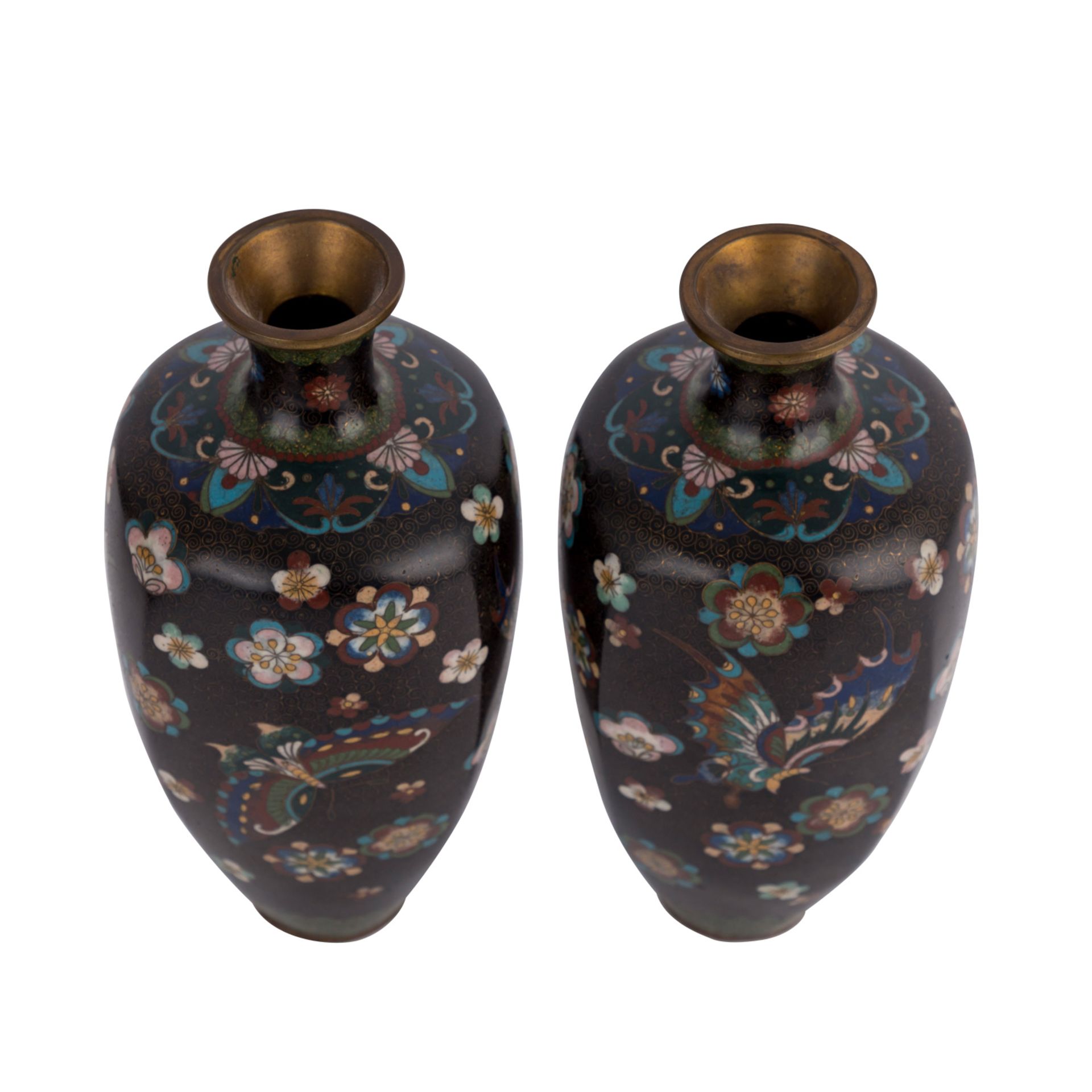 Paar Cloisonné-Vasen. JAPAN, Meiji-Zeit (1868-1912).Abgerundete Vierkantform. Mit feinem Dekor von - Image 5 of 7