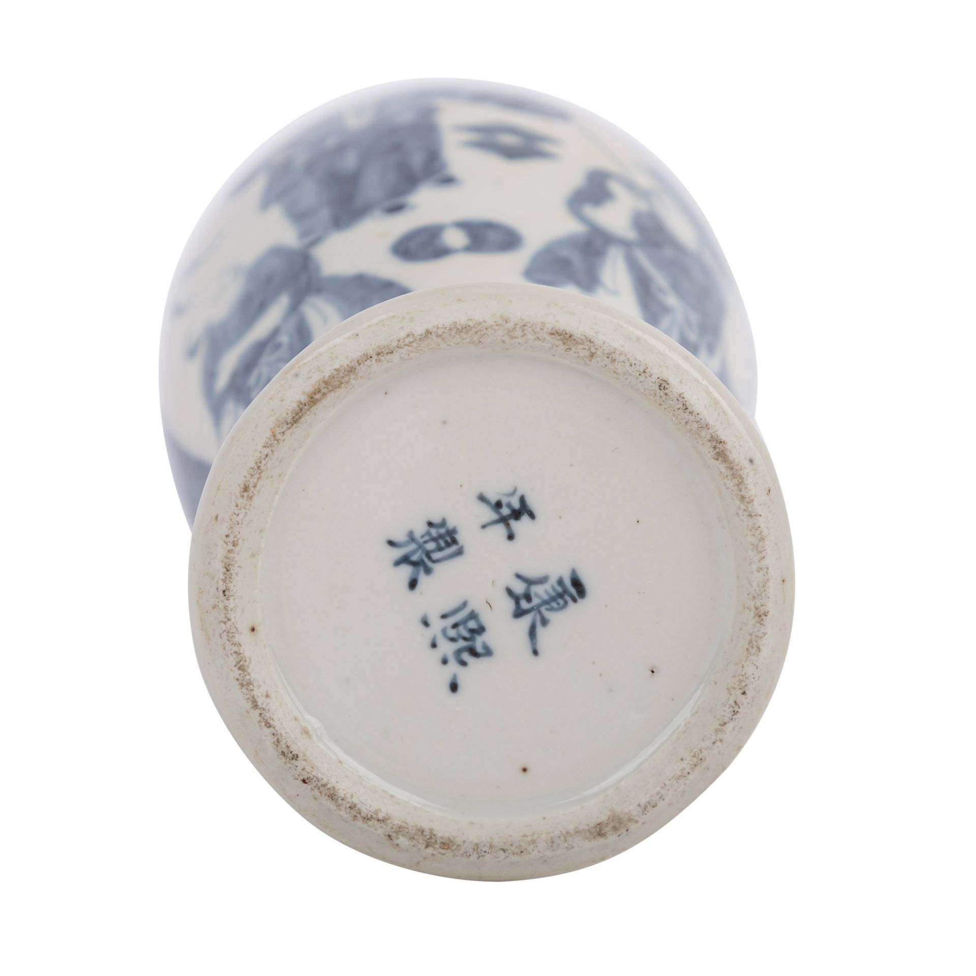Blau-weisse Deckelvase. CHINA, Qing-Dynastie, 19. Jh..Von schlanker Balusterform, dekoriert mit - Bild 6 aus 6