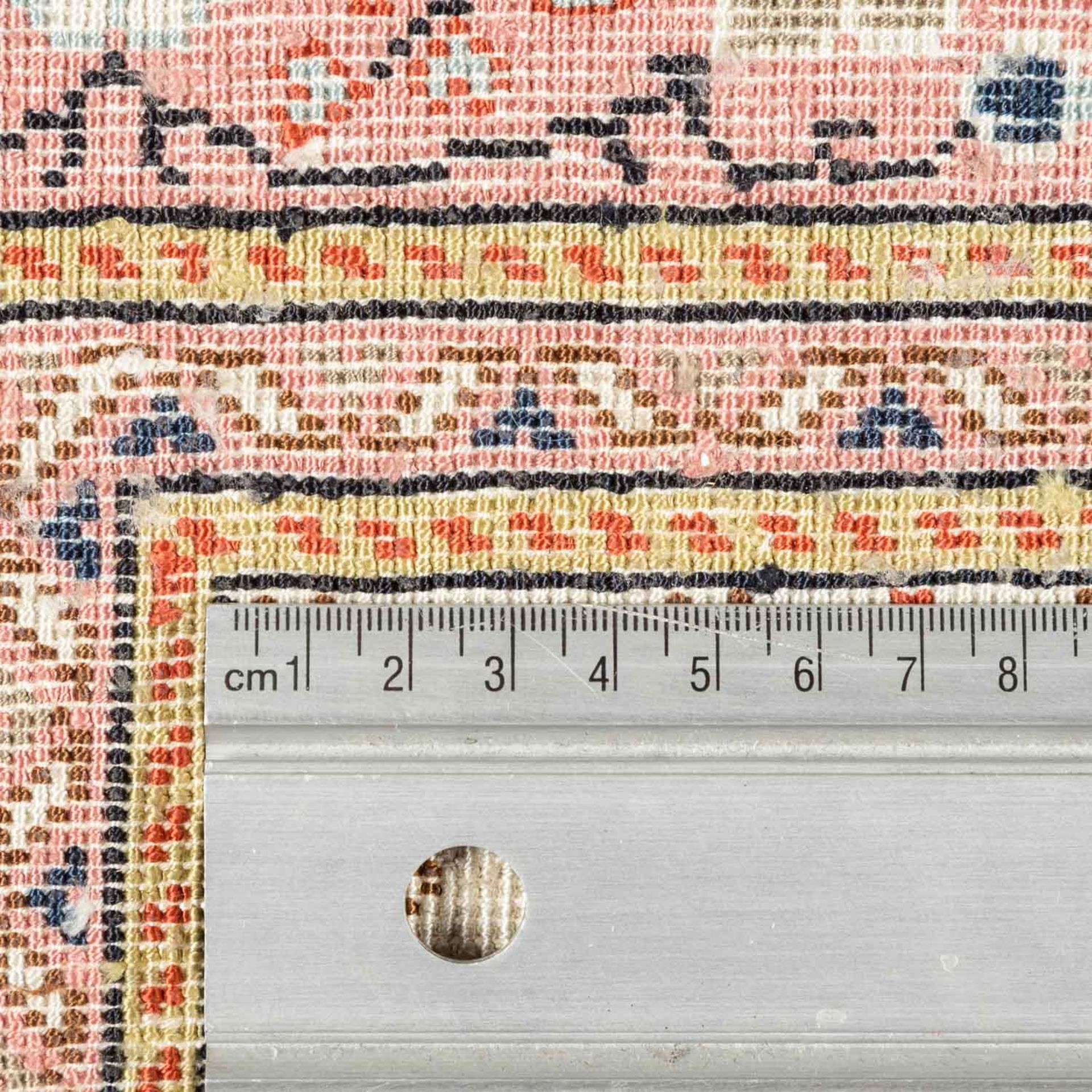 Orientteppich aus Seide. TUNESIEN, 1980er Jahre, ca. 243x170 cm.Der hellbeigefarbene Fond des - Bild 4 aus 4