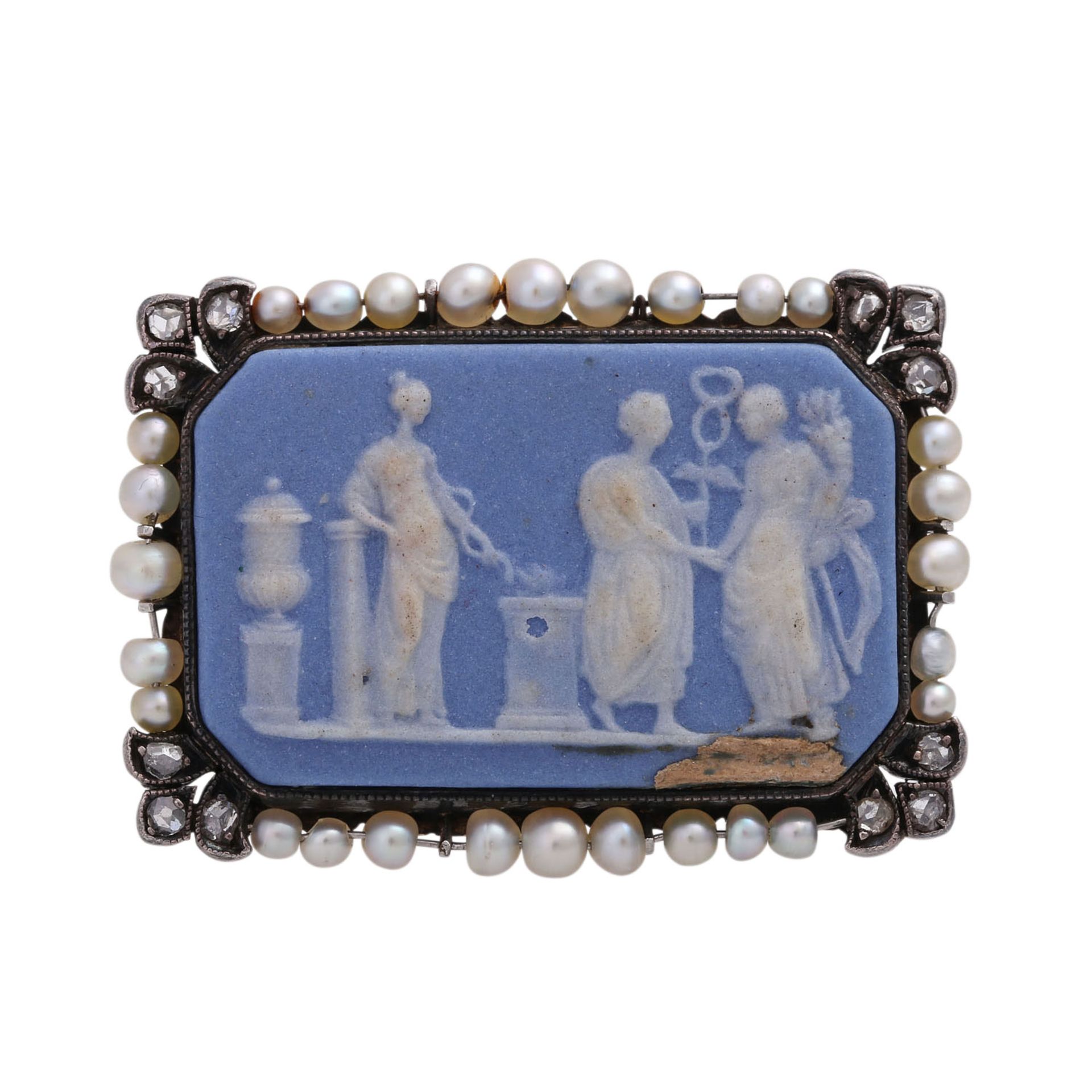 Brosche mit Keramikplatte (Wedgewood), achteckig, hellblau-weiß,mit hübschem Rahmen aus Naturperlen,