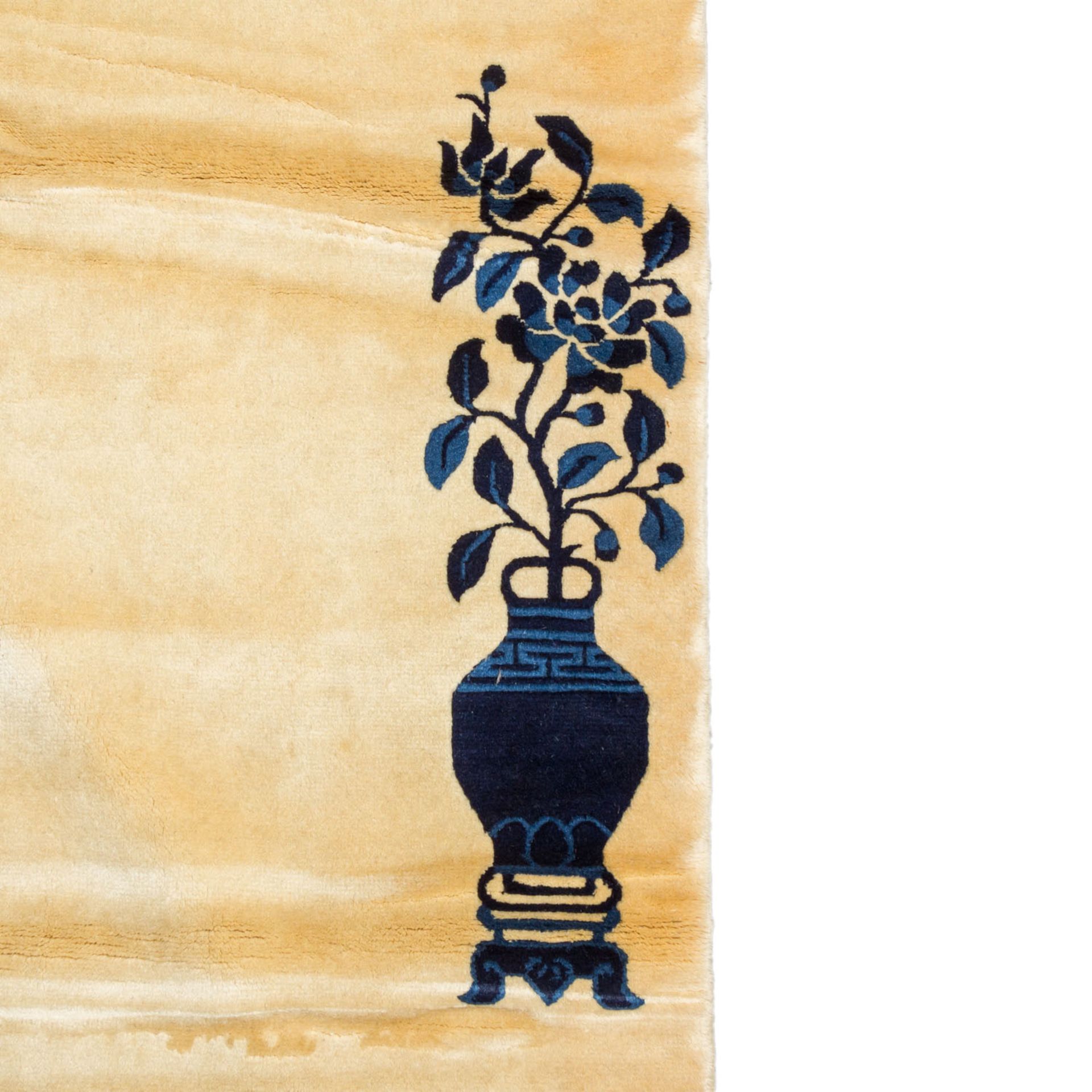 Teppich aus Wolle. CHINA, 20. Jh., 290x250 cm.Der beigefarbene Teppich zeigt ein reduziertes - Bild 4 aus 5