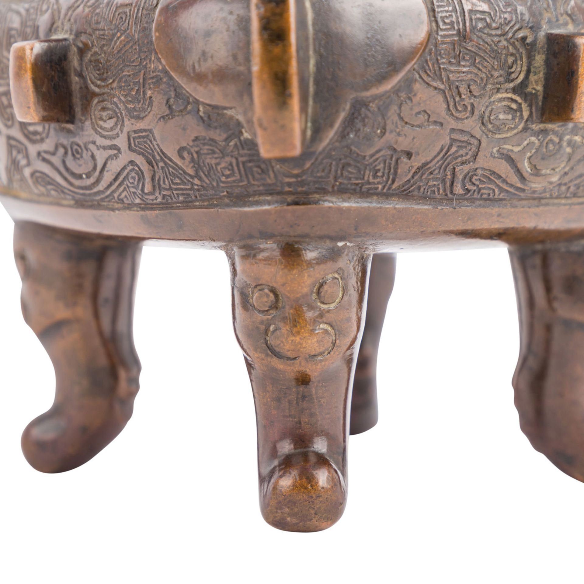 Weihrauchbrenner aus Bronze. JAPAN, 19. Jh.Abgerundete Viereckform auf vier geschwungenen Füßen, auf - Bild 4 aus 4