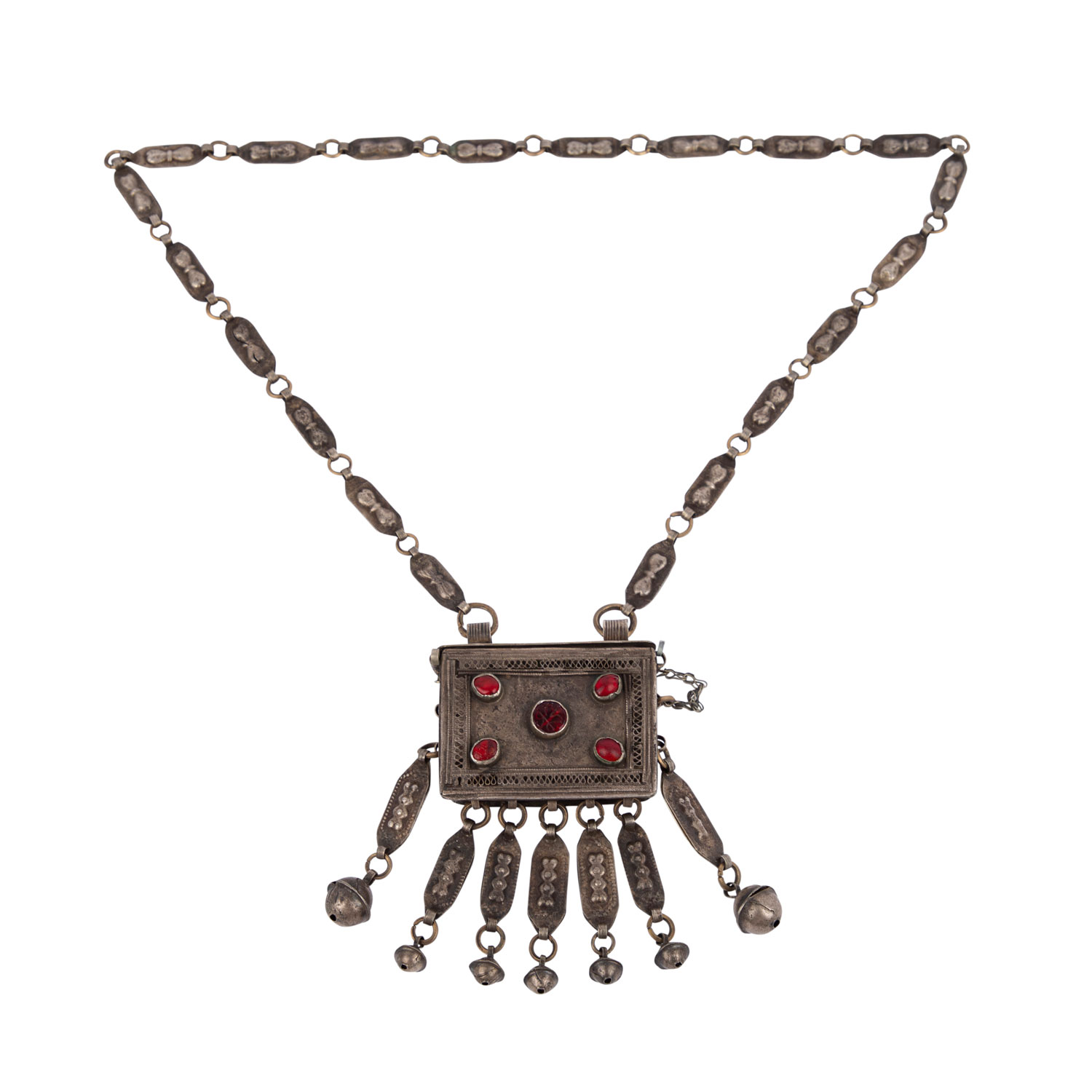 Lange Kette mit Amulettanhänger. TURKMENISTAN, 1. Hälfte 20. Jh..Metall mit Schellen und roten
