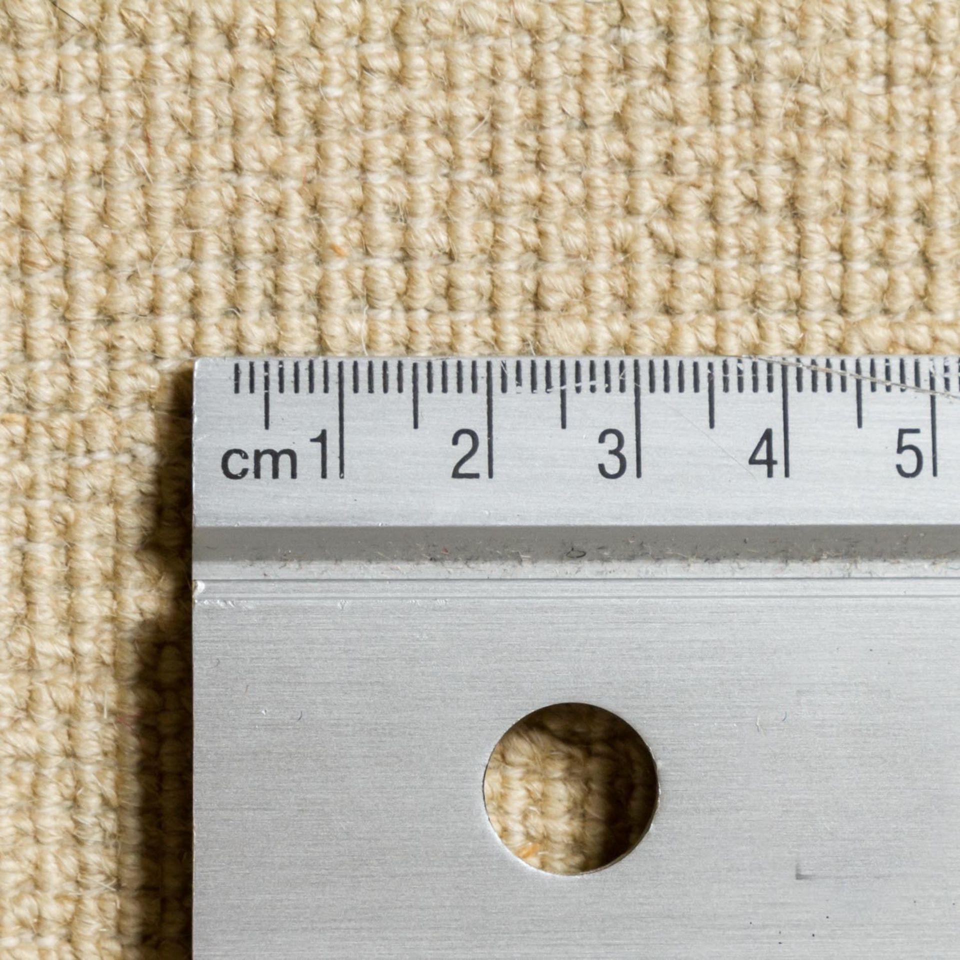 Teppich aus Wolle. CHINA, 20. Jh., 290x250 cm.Der beigefarbene Teppich zeigt ein reduziertes - Bild 5 aus 5