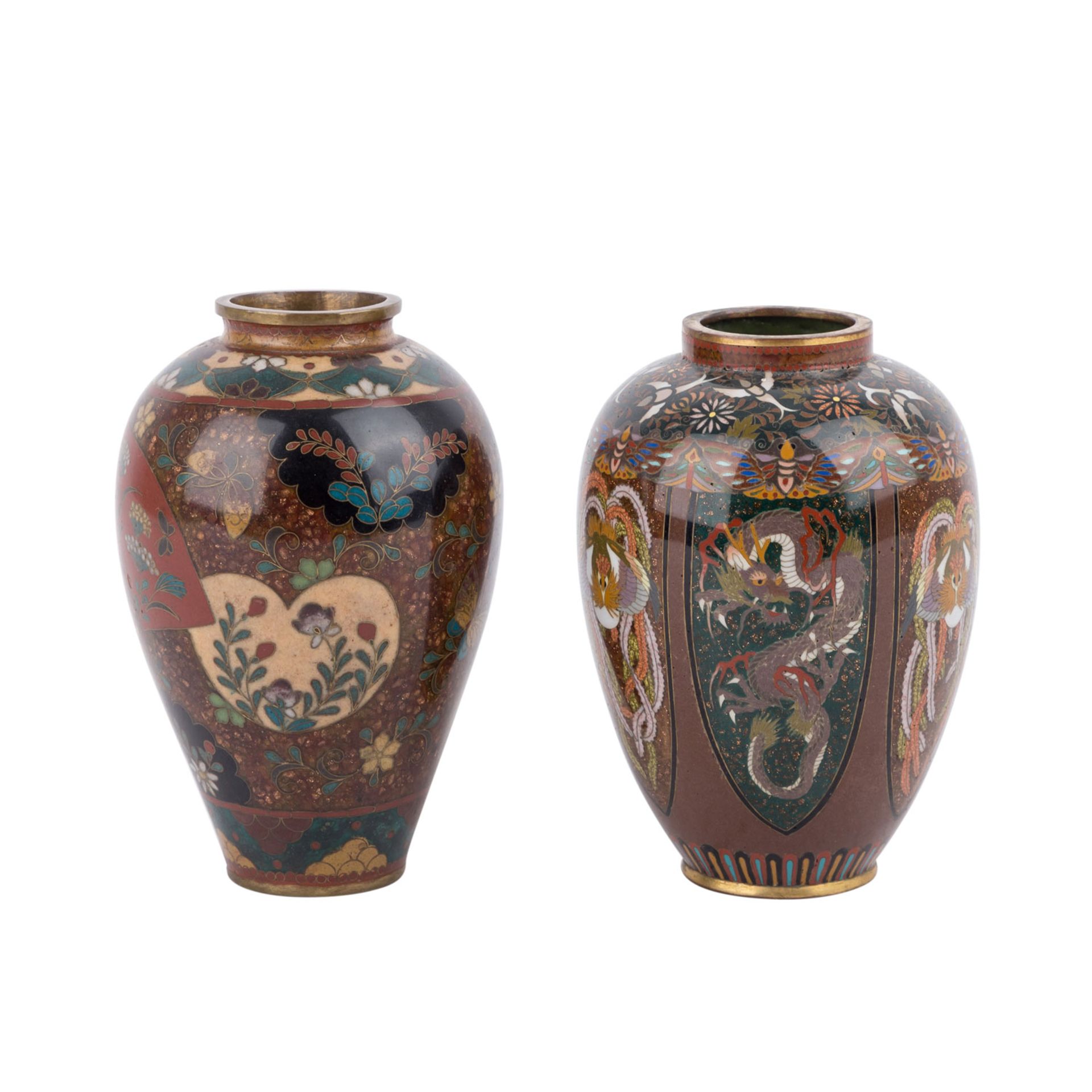 Zwei kleine Cloisonné-Vasen. JAPAN, Meiji-Zeit (1868-1912).Fein verziert in buntem émail cloisonné - Bild 3 aus 4