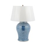 Unterglasurblaue Vase als Lampe montiert. CHINA.Das Porzellan 19. Jh., die Montierung,