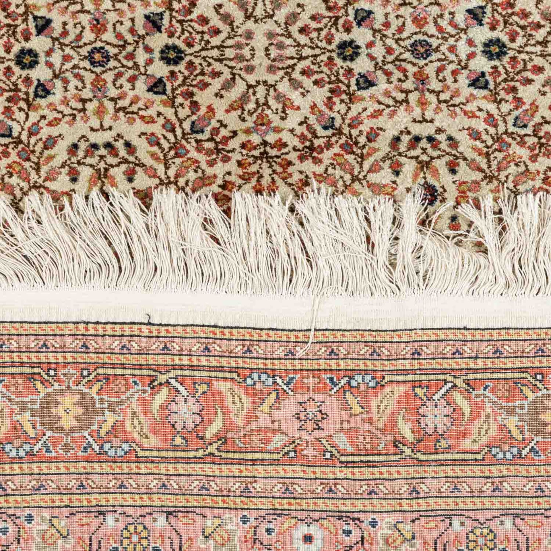 Orientteppich aus Seide. TUNESIEN, 1980er Jahre, ca. 243x170 cm.Der hellbeigefarbene Fond des - Bild 3 aus 4