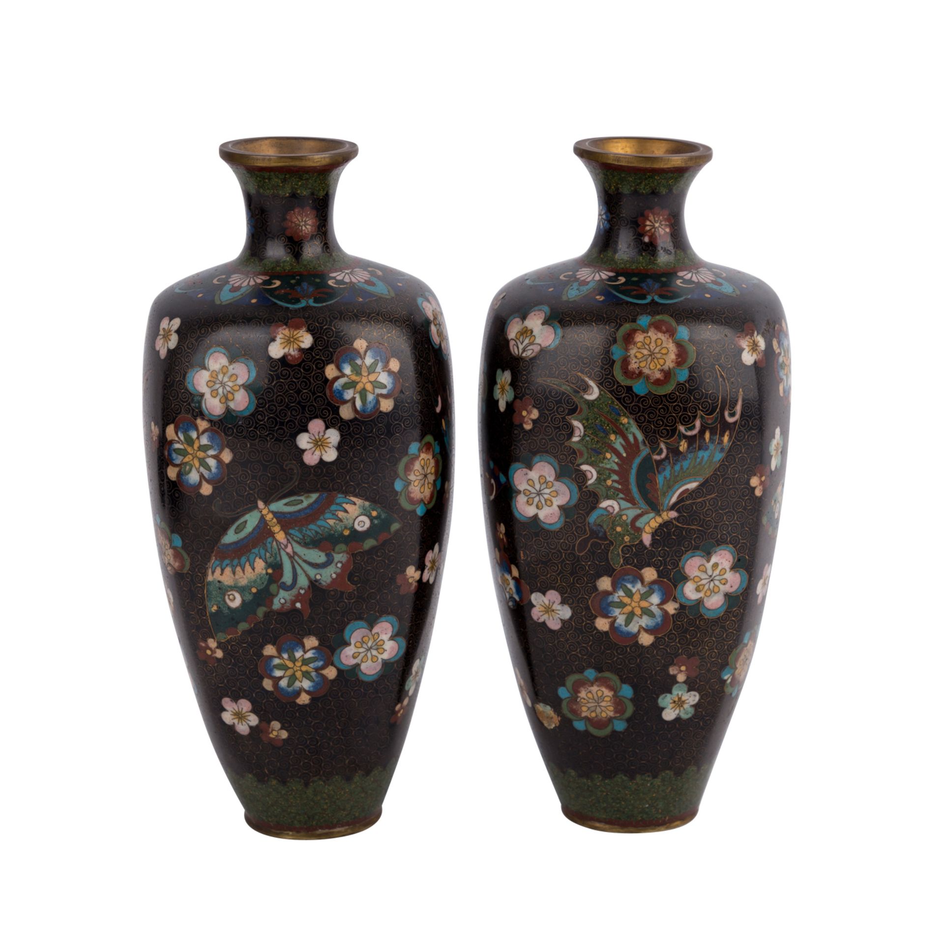 Paar Cloisonné-Vasen. JAPAN, Meiji-Zeit (1868-1912).Abgerundete Vierkantform. Mit feinem Dekor von - Image 2 of 7