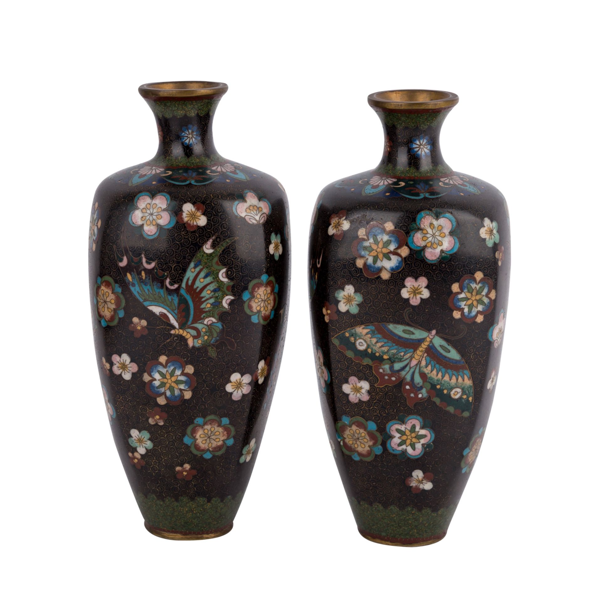 Paar Cloisonné-Vasen. JAPAN, Meiji-Zeit (1868-1912).Abgerundete Vierkantform. Mit feinem Dekor von - Image 3 of 7