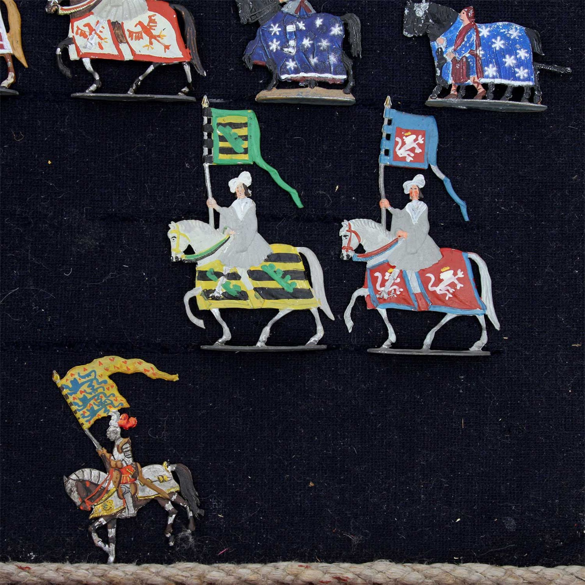 Konvolut von 26 Zinnfiguren, 1.H. 20.Jh.,flach, farbig bemalt, Standsockel, u.a. WHW- Tag der - Bild 4 aus 8