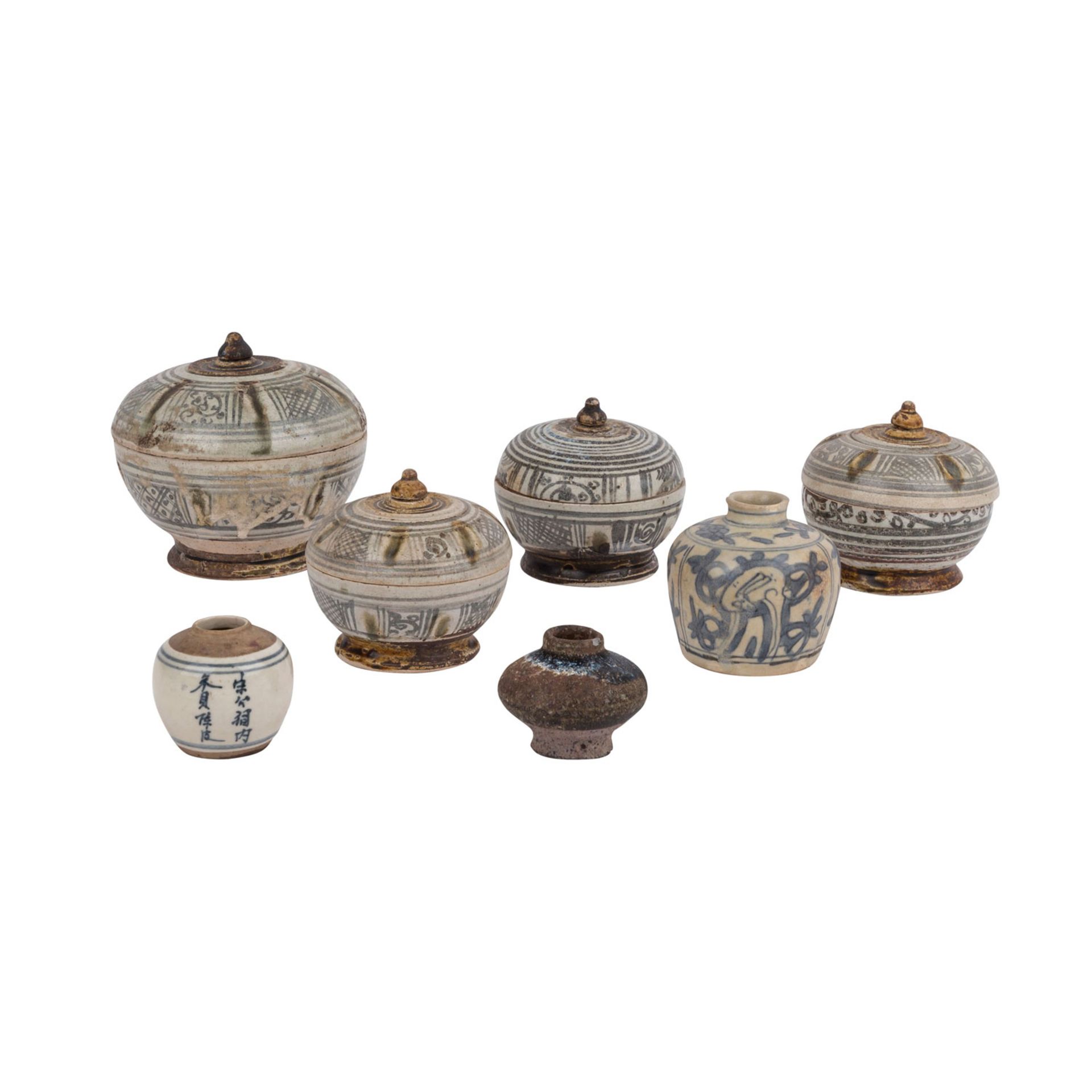 Konvolut: 7 Keramik-Gefäße.: ASIEN/PERSIEN.4 Deckeldosen, D: 9-13 cm; 3 Gefäße, H: 5-8 cm. Alters-