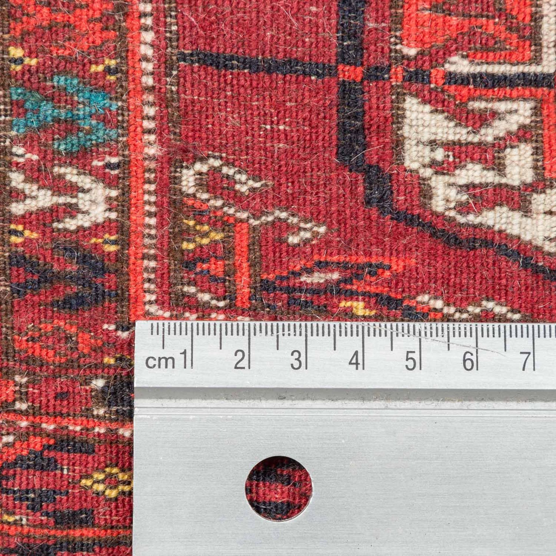 Orientteppich. TURKMENISTAN, 20. Jh., ca. 171x130 cm.Das leuchtend rote Innenfeld ist gemustert - Bild 4 aus 4