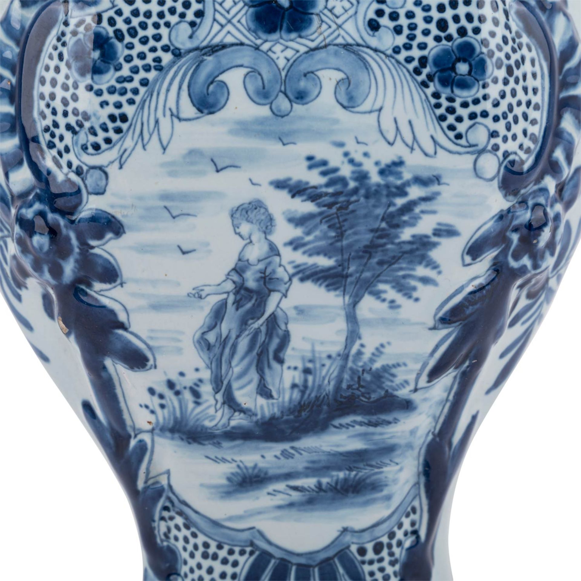 Deckelvase. DELFT, 19. Jh..Blau-weiss bemalt, Deckelbekrönung in Form eines Löwen, H 33,5 cm, - Image 6 of 6