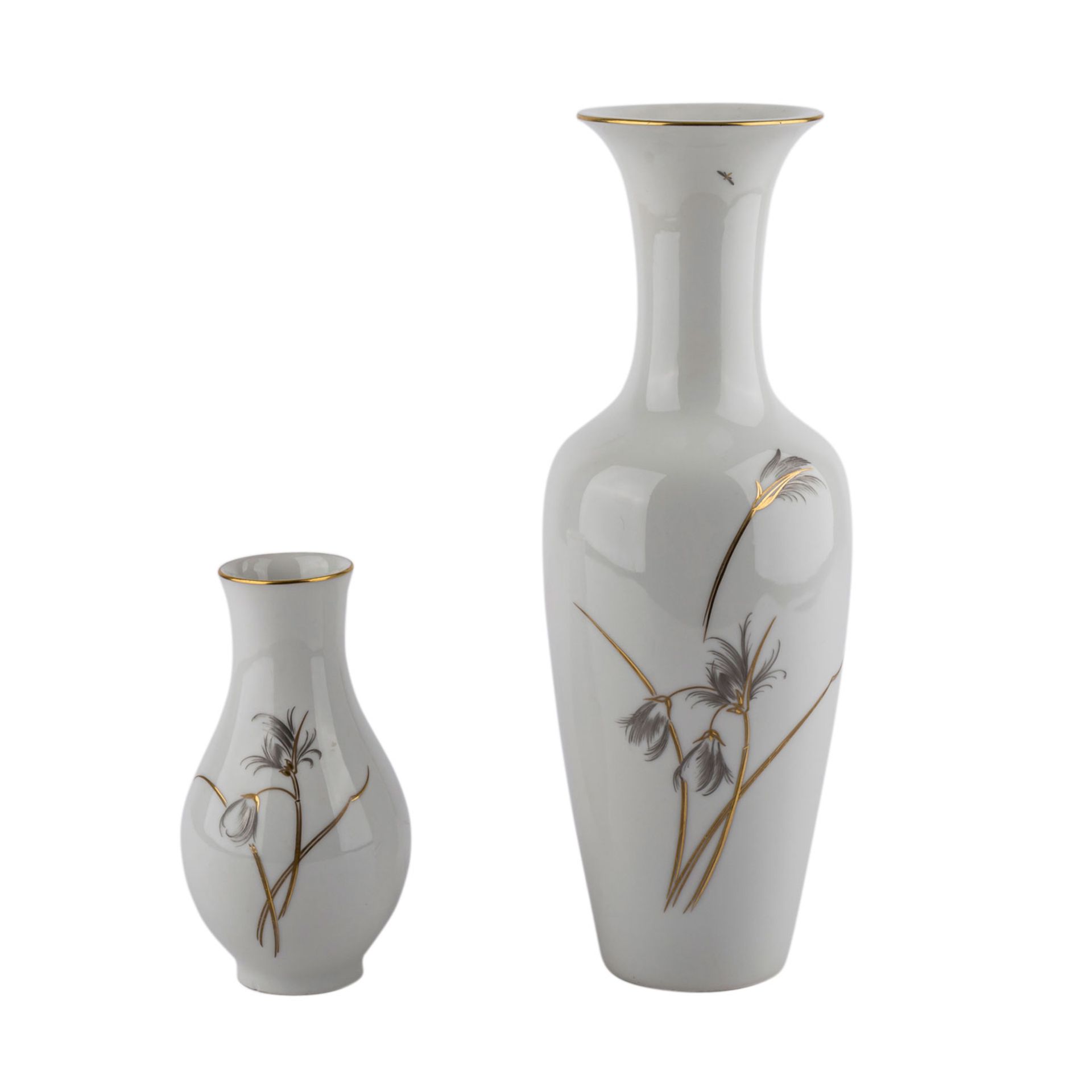 KPM Berlin Paar Vasen, 20. Jh.Je florale Gold-/bzw. Silberstaffage, 1x Vase, Form "Asia", H 34 cm