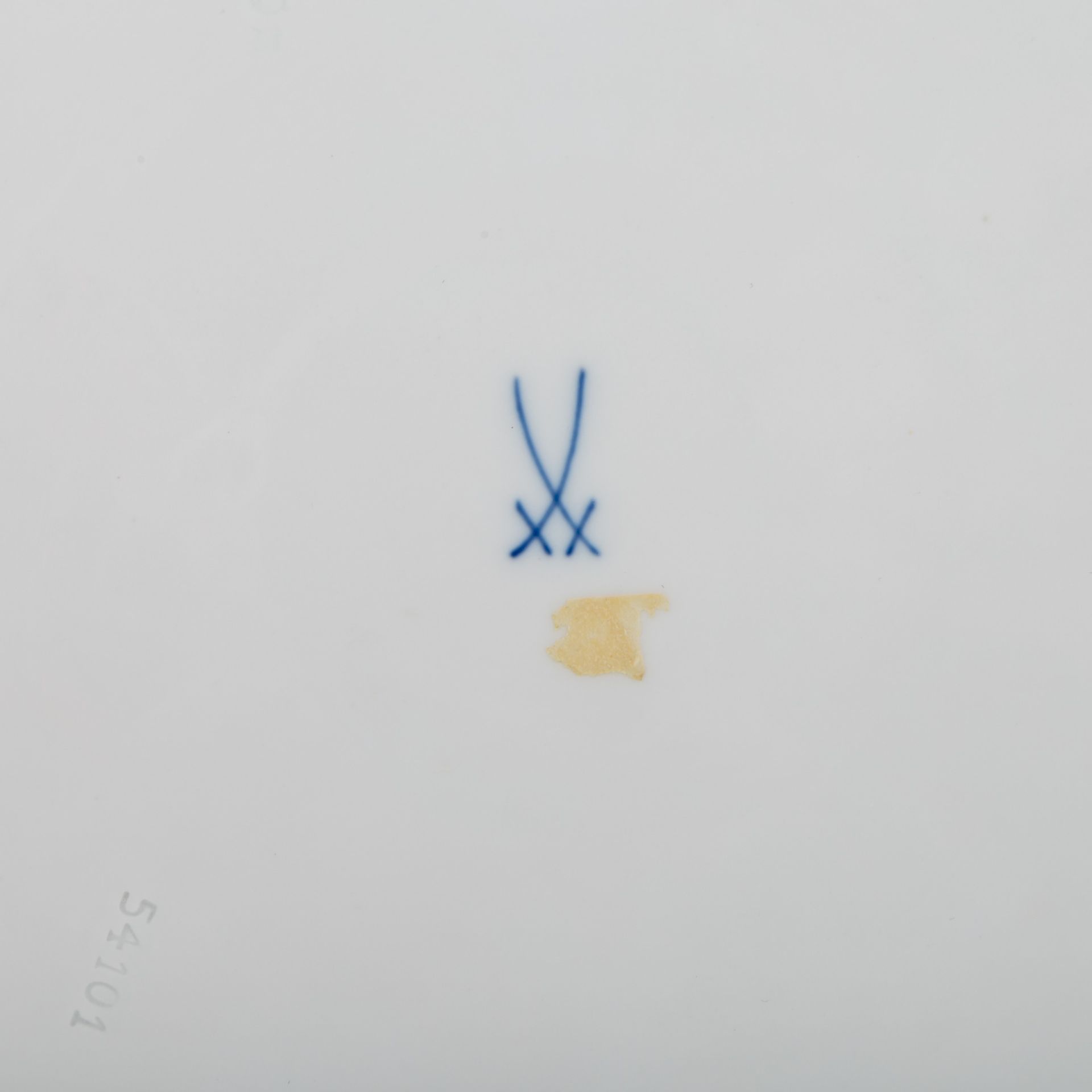 MEISSEN Prunkteller, 20. Jhd..Weißporzellan mit goldstaffiertem Rocaillen- und Muschelreliefdekor, - Image 3 of 3