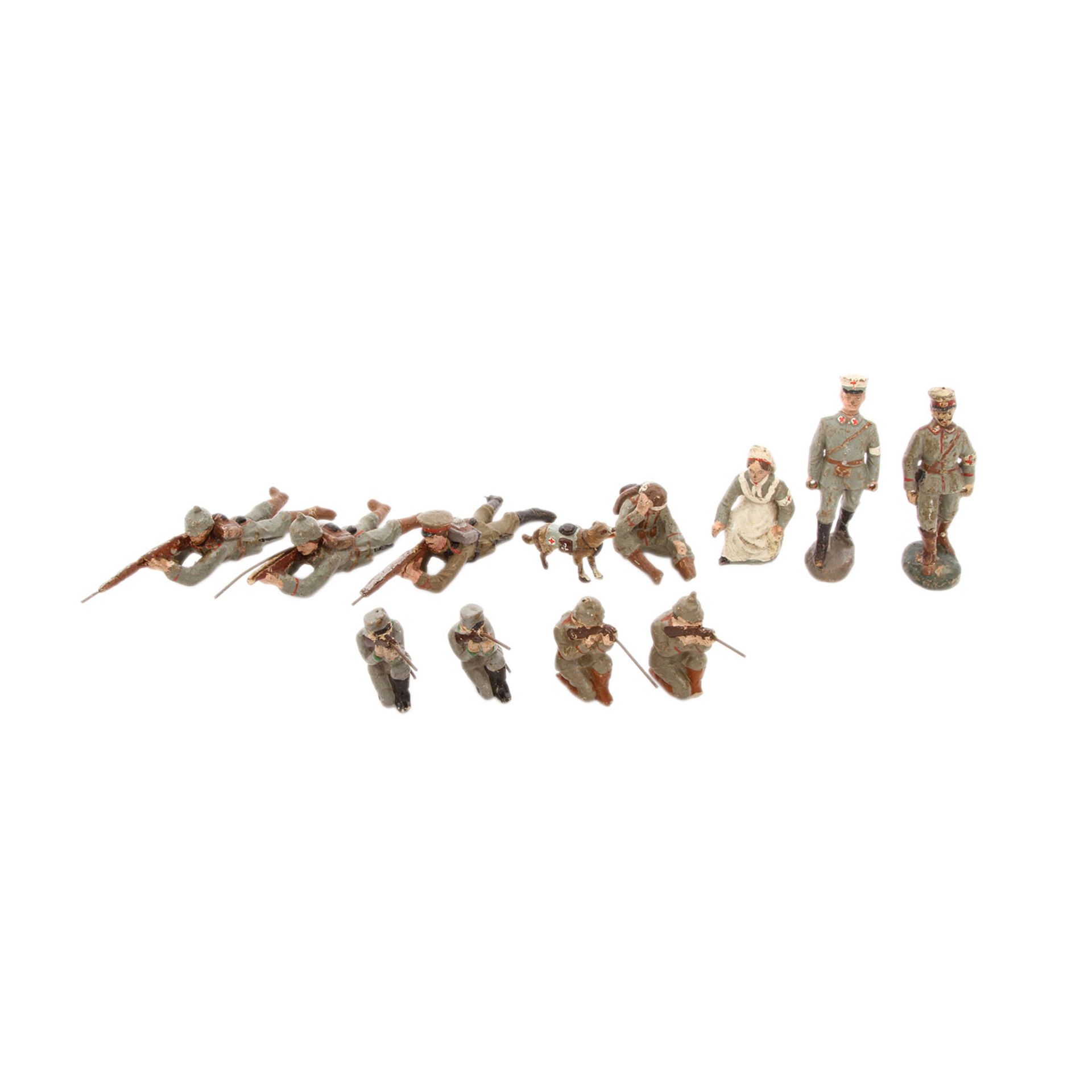 ELASTOLIN u.a. Konvolut von fünf Sanitätsfiguren und sieben Soldaten, 1.WK.,Masse, 2x gemarkt, 2x