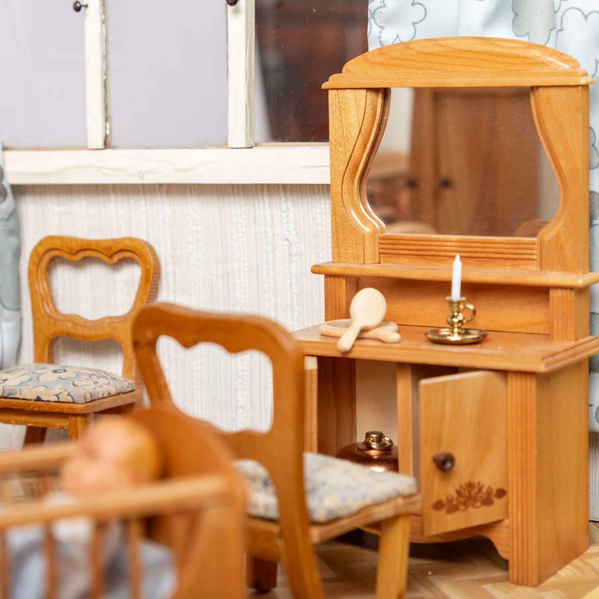 Puppenstube, 1940er/50er Jahre,bemaltes Nadelholzgehäuse, Boden u. Wände m. Tapete verkleidet, 2 - Bild 28 aus 35