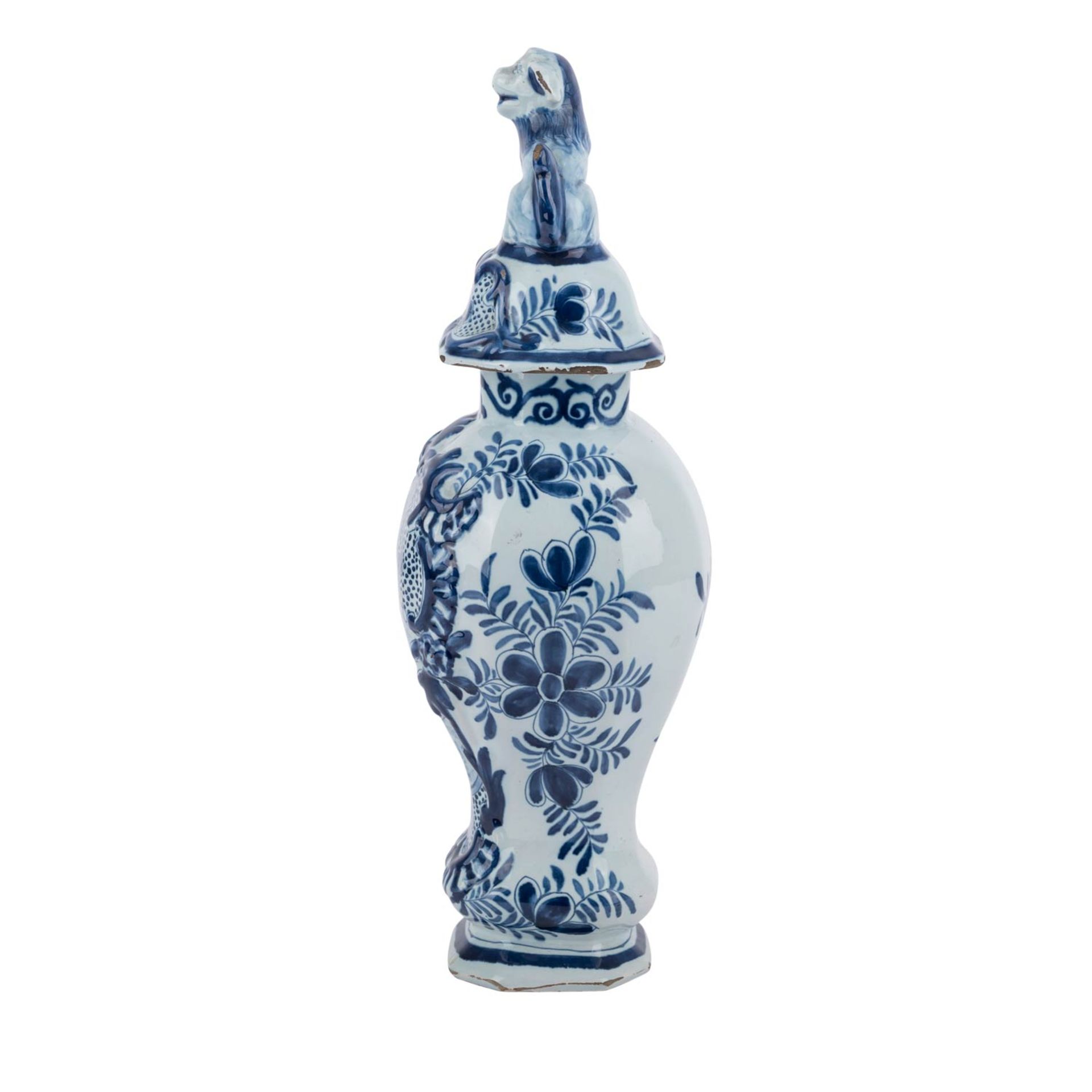 Deckelvase. DELFT, 19. Jh..Blau-weiss bemalt, Deckelbekrönung in Form eines Löwen, H 33,5 cm, - Image 2 of 6